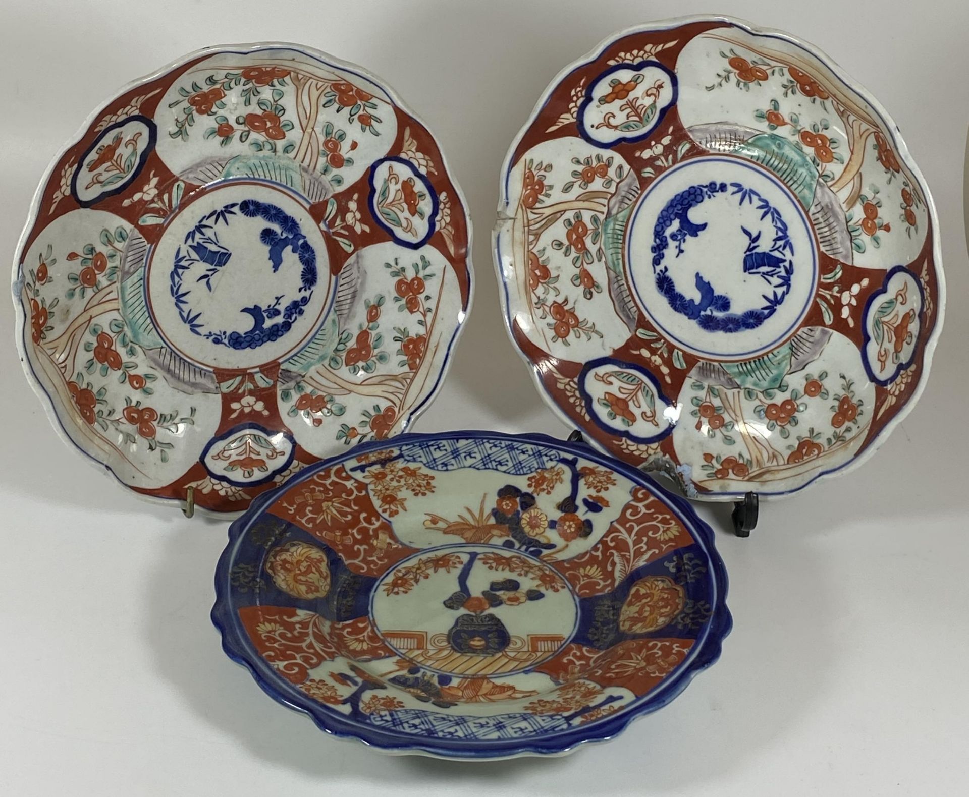THREE JAPANESE IMARI PLATES - PAIR OF MEIJI PERIOD SCALLOPED RIM EXAMPLES AND A LATER EXAMPLE WITH