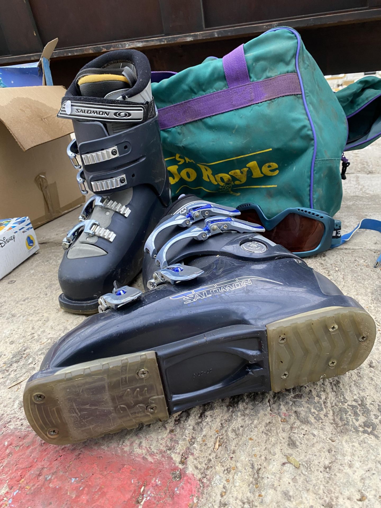 A PAIR OF SKI BOOTS AND A CARRY BAG - Bild 4 aus 4