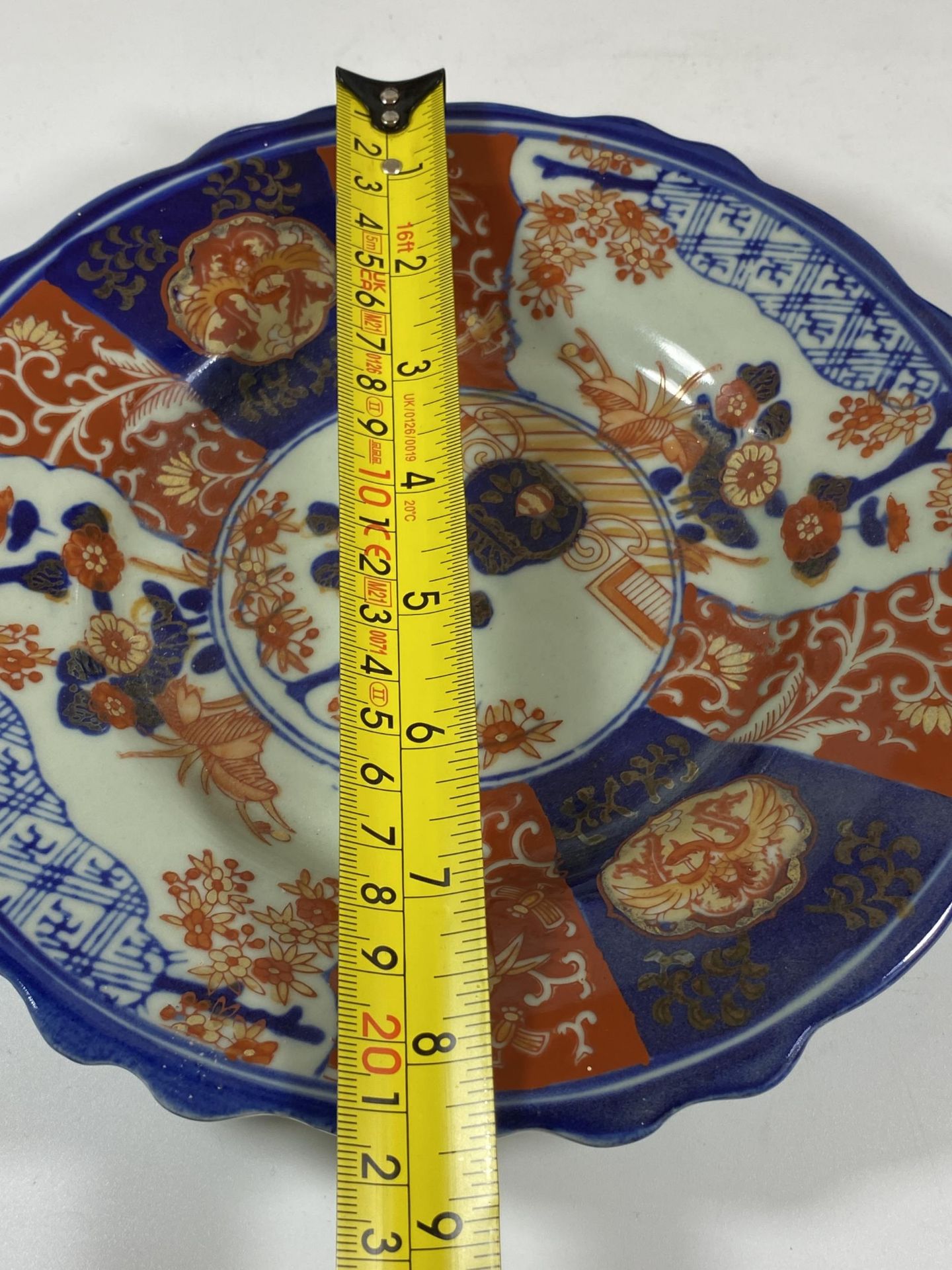 THREE JAPANESE IMARI PLATES - PAIR OF MEIJI PERIOD SCALLOPED RIM EXAMPLES AND A LATER EXAMPLE WITH - Image 7 of 7