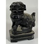 A CHINESE STONE MARBLE EFFECT MODEL OF A FOO DOG ON BASE, HEIGHT 14.5CM