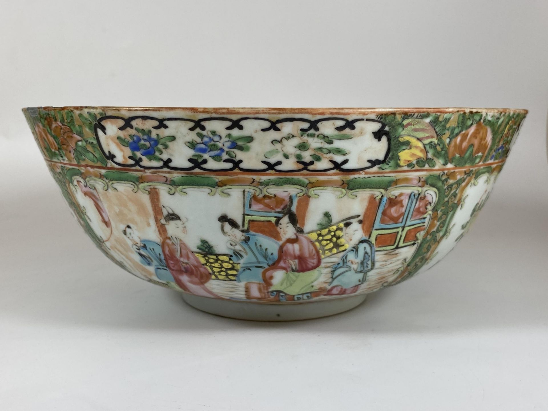 A 19TH CENTURY CHINESE CANTON FAMILLE ROSE MEDALLION PUNCH / FRUIT BOWL WITH FIGURES, BIRDS AND - Image 2 of 9