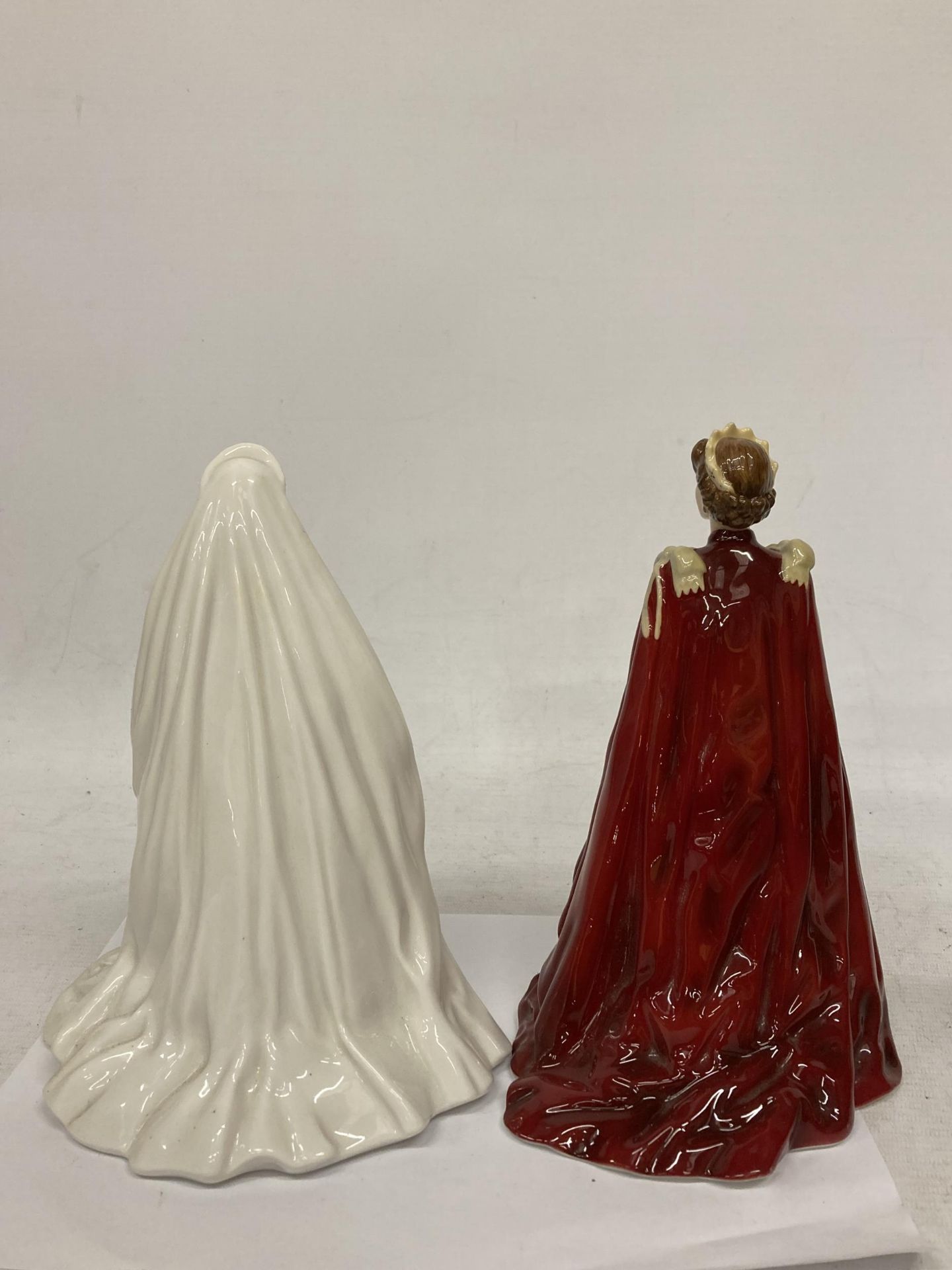 TWO ROYAL WORCESTER FIGURES - HER MAJESTY QUEEN ELIZABETH II WEDDING ANNIVERSARY & THE QUEENS 80TH - Bild 3 aus 4