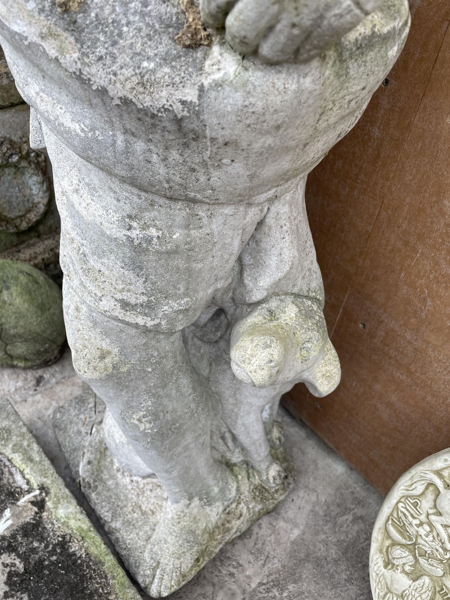 A LARGE RECONSTITUTED STONE CHERUB GARDEN FIGURE WITH PLINTH BASE (H:147CM WITH PLINTH) (A/F) - Image 6 of 6