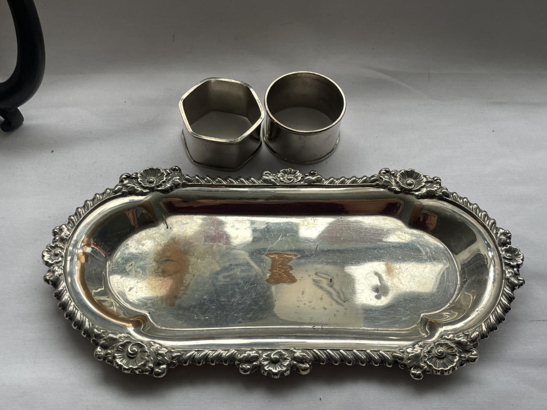 VARIOUS ITEMS OF SILVER PLATE TO INCLUDE A JD & S CLARET JUG - Image 4 of 5