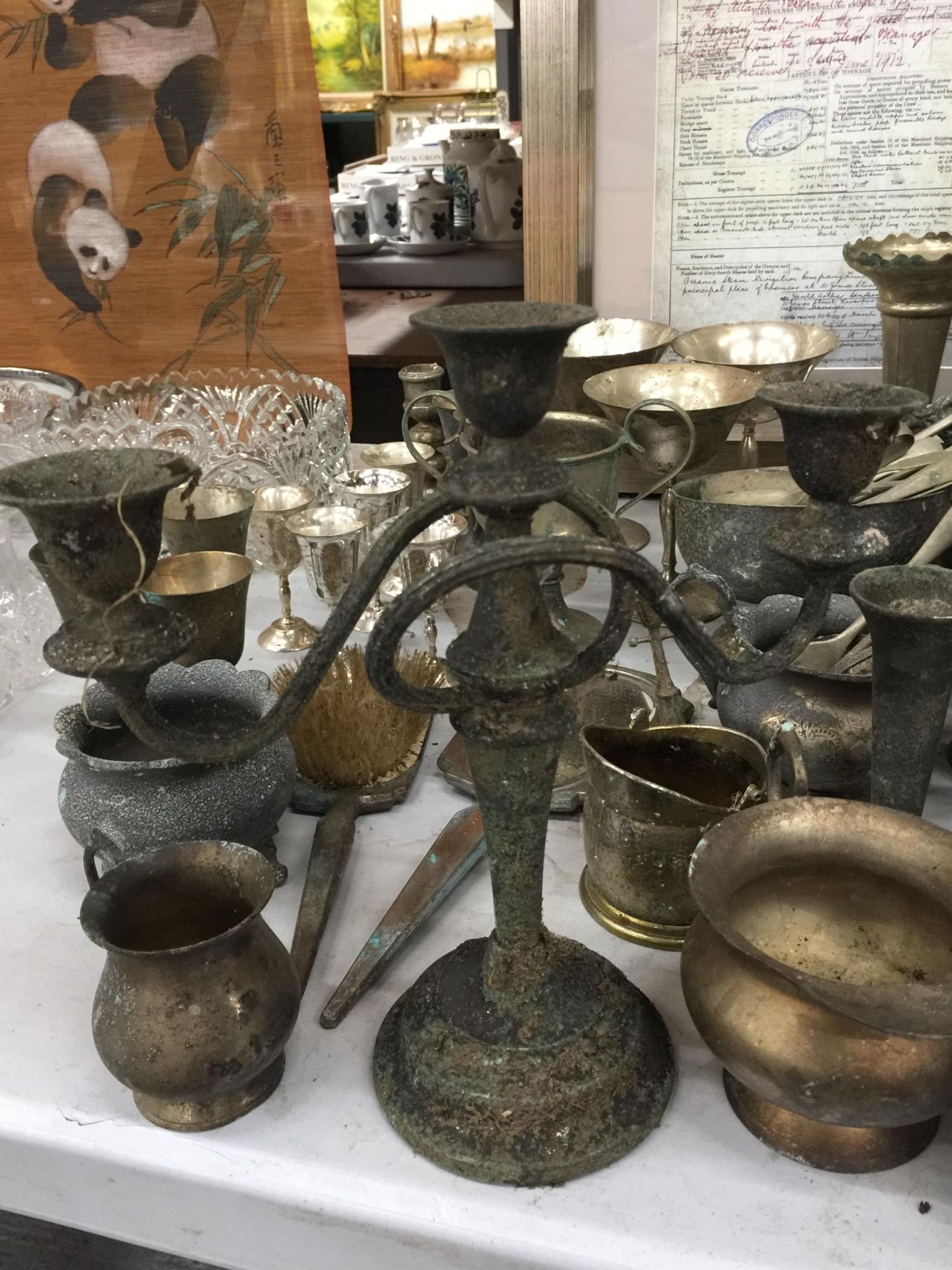 A LARGE COLLECTION OF VINTAGE PEWTER AND SILVER PLATED WARES - Bild 3 aus 4