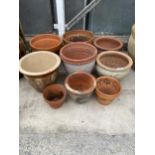 AN ASSORTMENT OF PLANT POTS TO INCLUDE TERRACOTTA AND GLAZED EXAMPLES