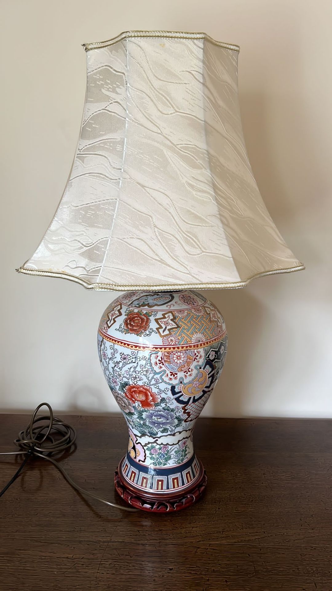 A CHINESE ENAMEL DESIGN TABLE LAMP WITH GEOMETRIC AND FLORAL DESIGNS, ON CARVED WOODEN BASE AND - Image 5 of 5