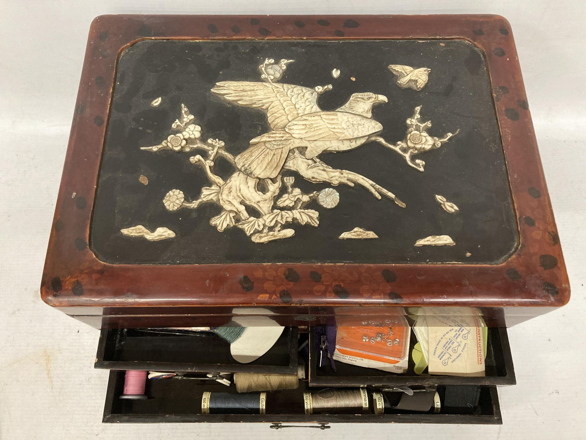 A JAPANESE LACQUERED SEWING BOX AND CONTENTS WITH BIRD DESIGN TOP AND INNER COMPARTMENTS AND LOWER - Image 2 of 4