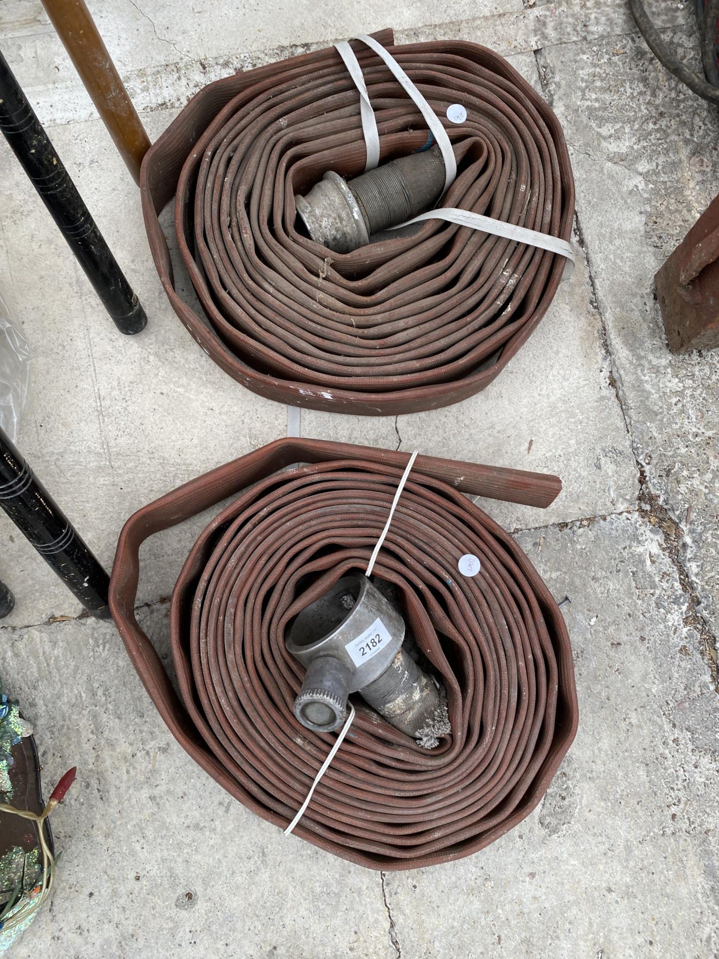 AN ASSORTMENT OF ITEMS TO INCLUDE TWO LARGE FIRE HOSES, SNOOKER CUES AND A CHRISTMAS DECORATION ETC - Image 3 of 5