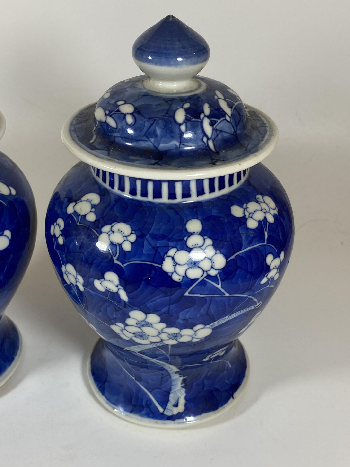 A PAIR OF 19TH/20TH CENTURY CHINESE BLUE AND WHITE PRUNUS BLOSSOM PATTERN PORCELAIN LIDDED TEMPLE - Image 3 of 11