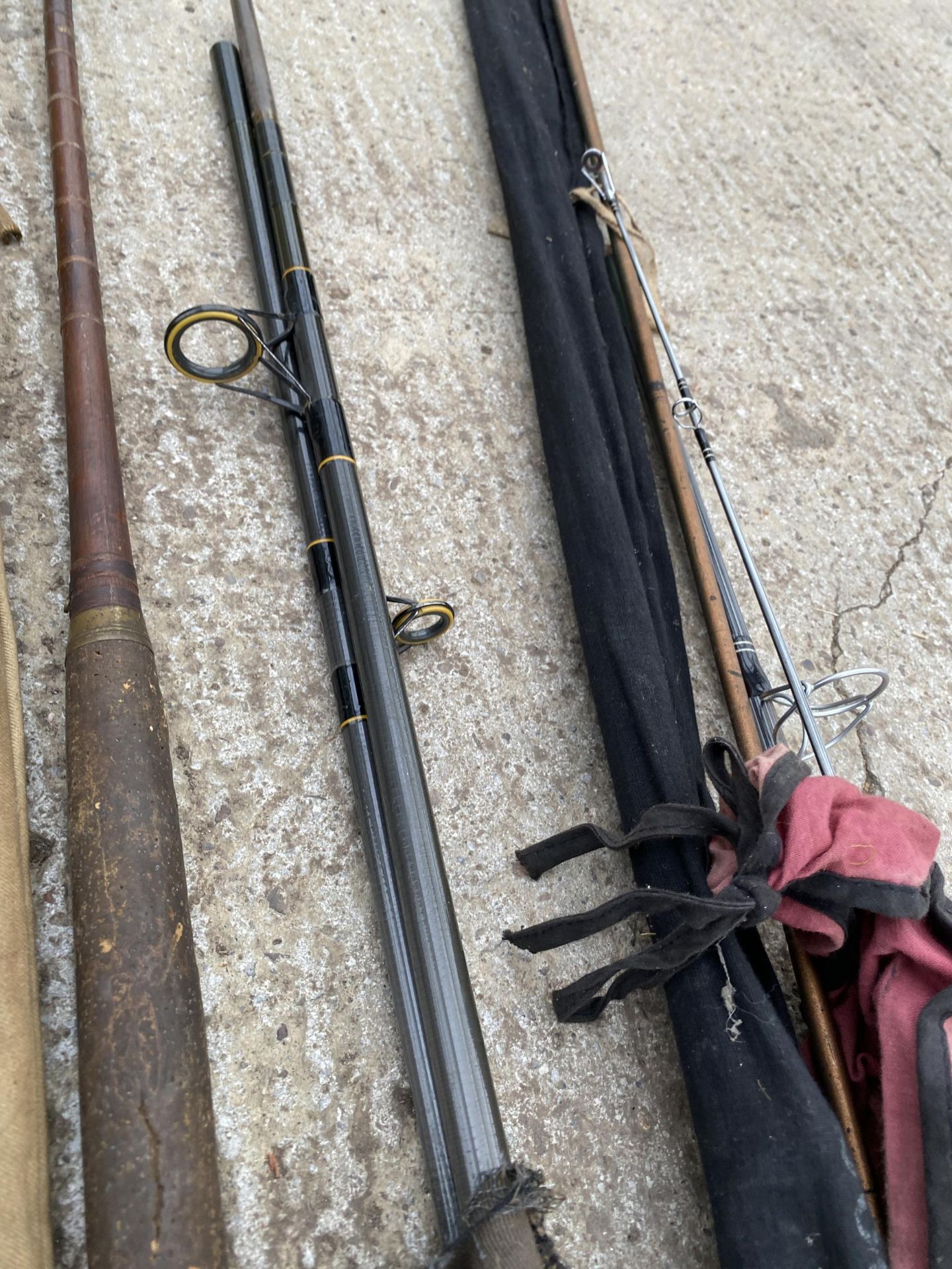 AN ASSORTMENT OF FISHING RODS TO INCLUDE SPLIT CANE EXAMPLES AND TO ALSO INCLUDE A HARDY EXAMPLE - Bild 4 aus 5