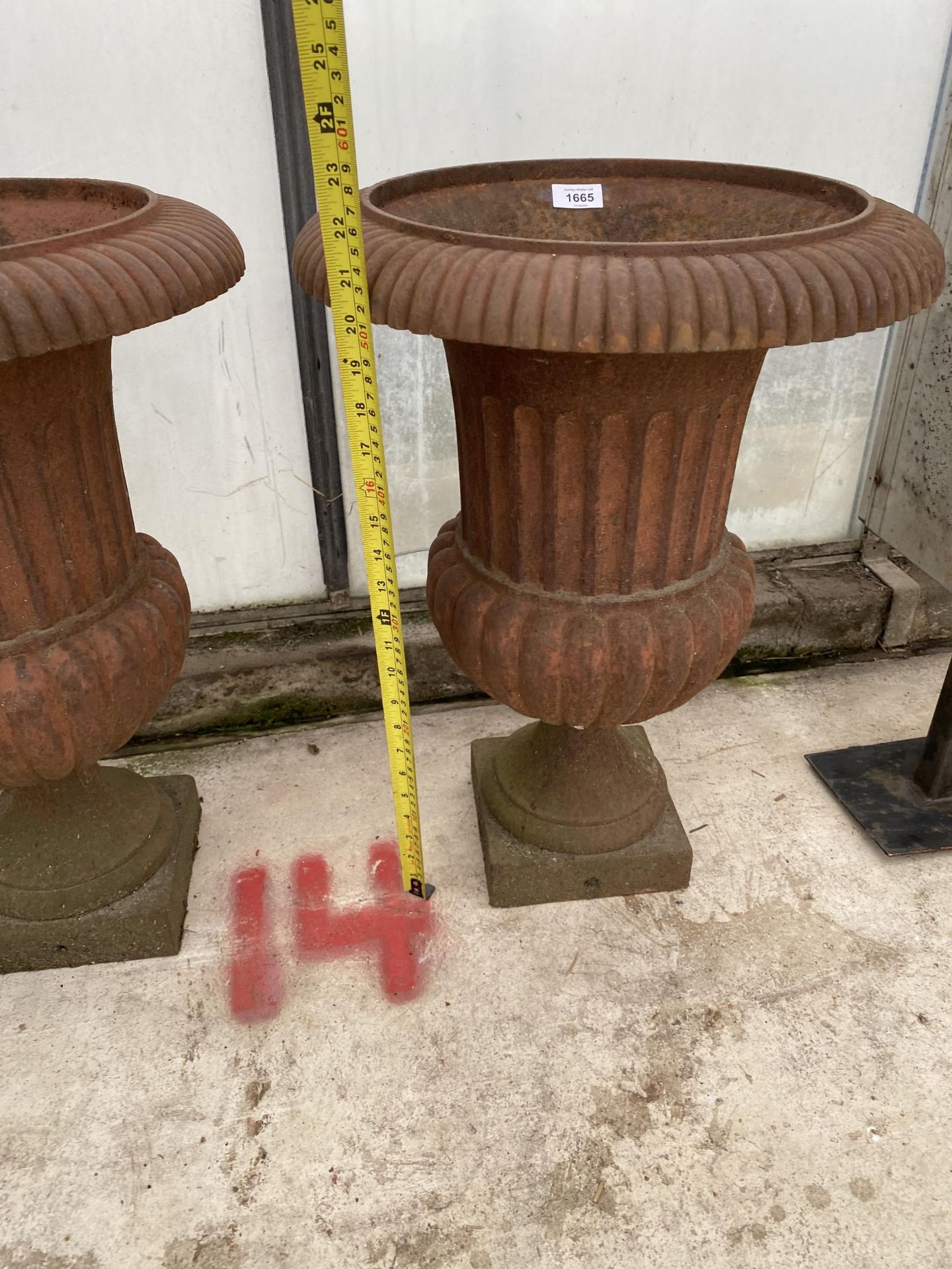 A PAIR OF VINTAGE CAST IRON GARDEN URN PLANTERS (H:55CM) - Bild 2 aus 3