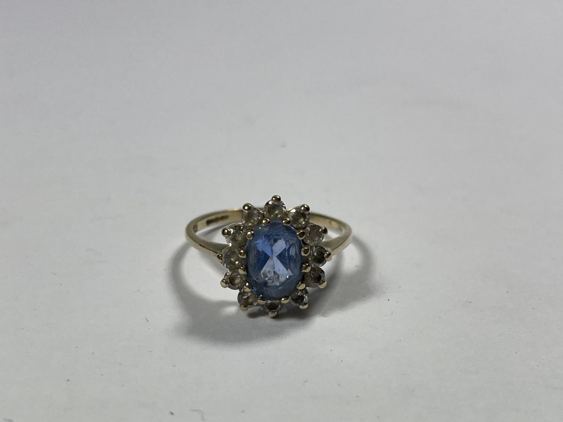 A 9 CARAT GOLD RING WITH A CENTRE TOPAZ SURROUNDED BY TWELVE CUBIC ZIRCONIAS SIZE N/O - Bild 3 aus 3