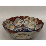 A JAPNESE IMARI SCALLOPED RIM BOWL