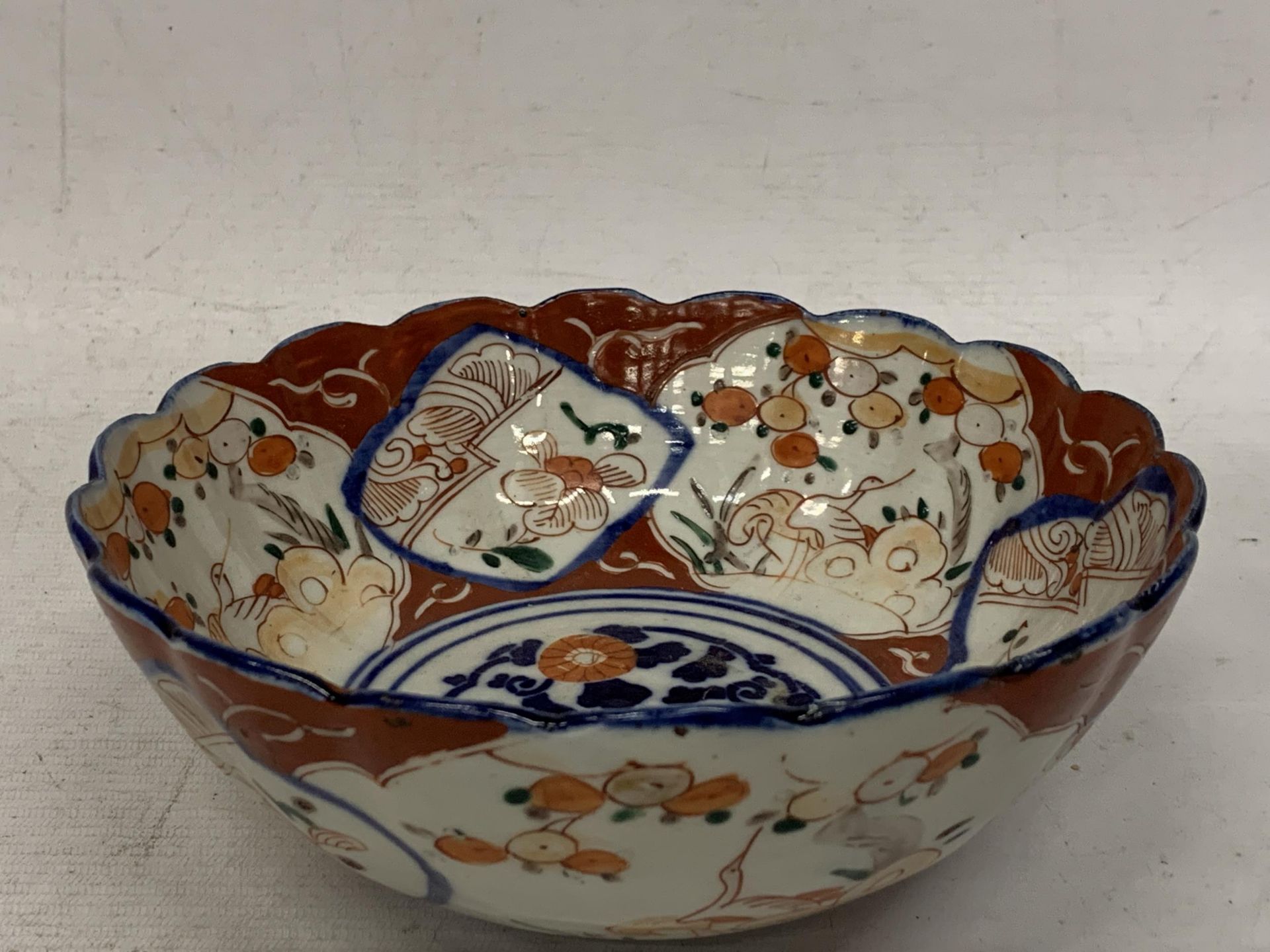 A JAPNESE IMARI SCALLOPED RIM BOWL