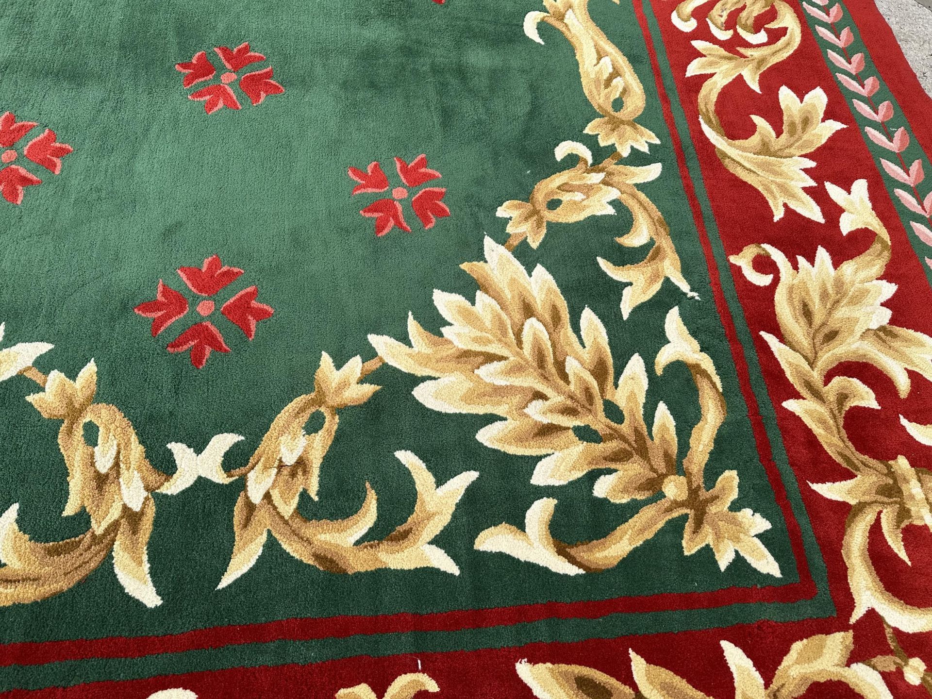 A LARGE GREEN, RED AND GOLD 200 OUNCE PURE WOOL RUG, - 485 CM X 358 CM (COST £8000 FROM SIGNATURE - Bild 5 aus 9