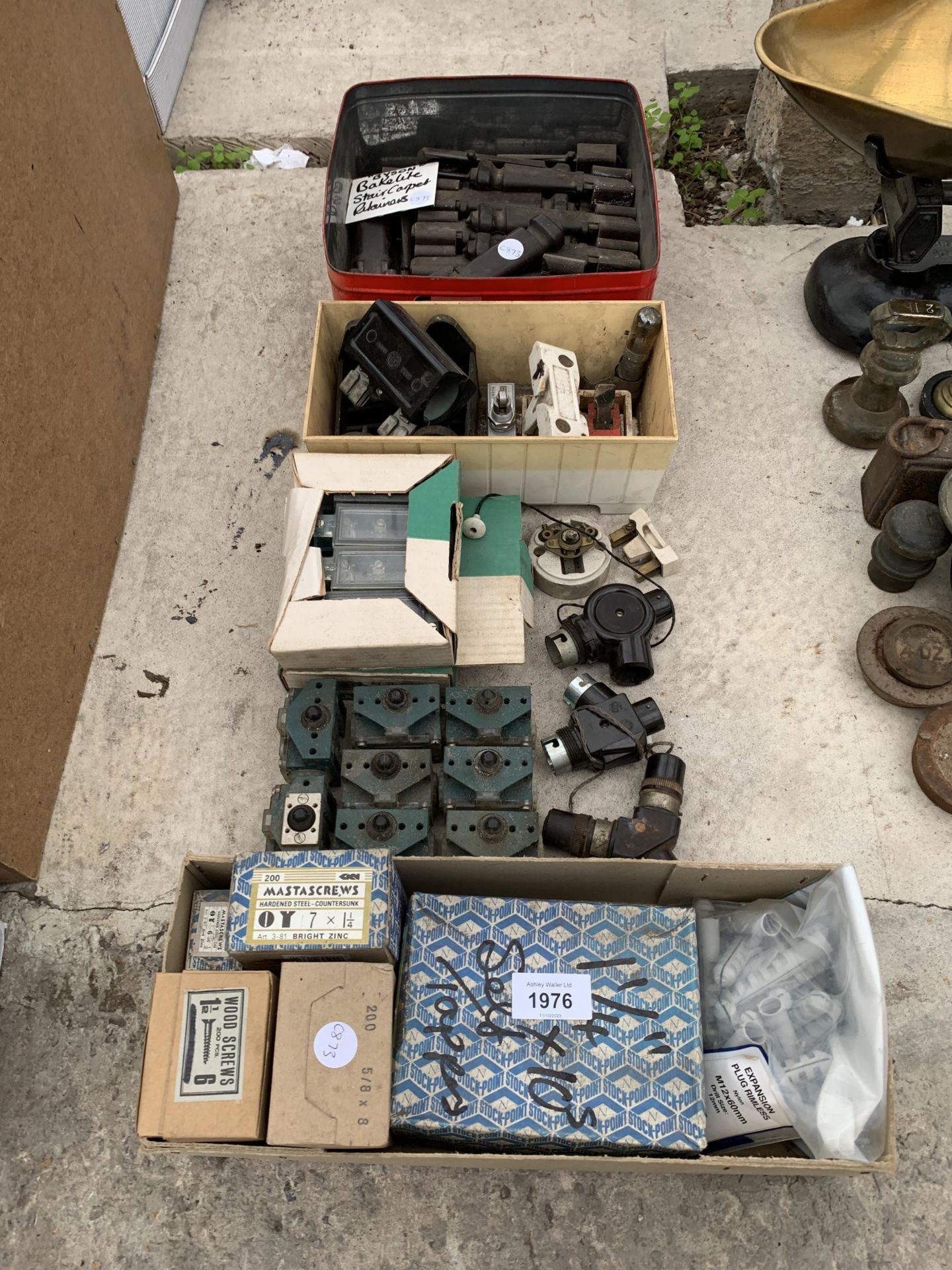 A LARGE ASSORTMENT OF HARDWARE TO INCLUDE SCREWS AND BAKELITE CARPET RETAINERS ETC