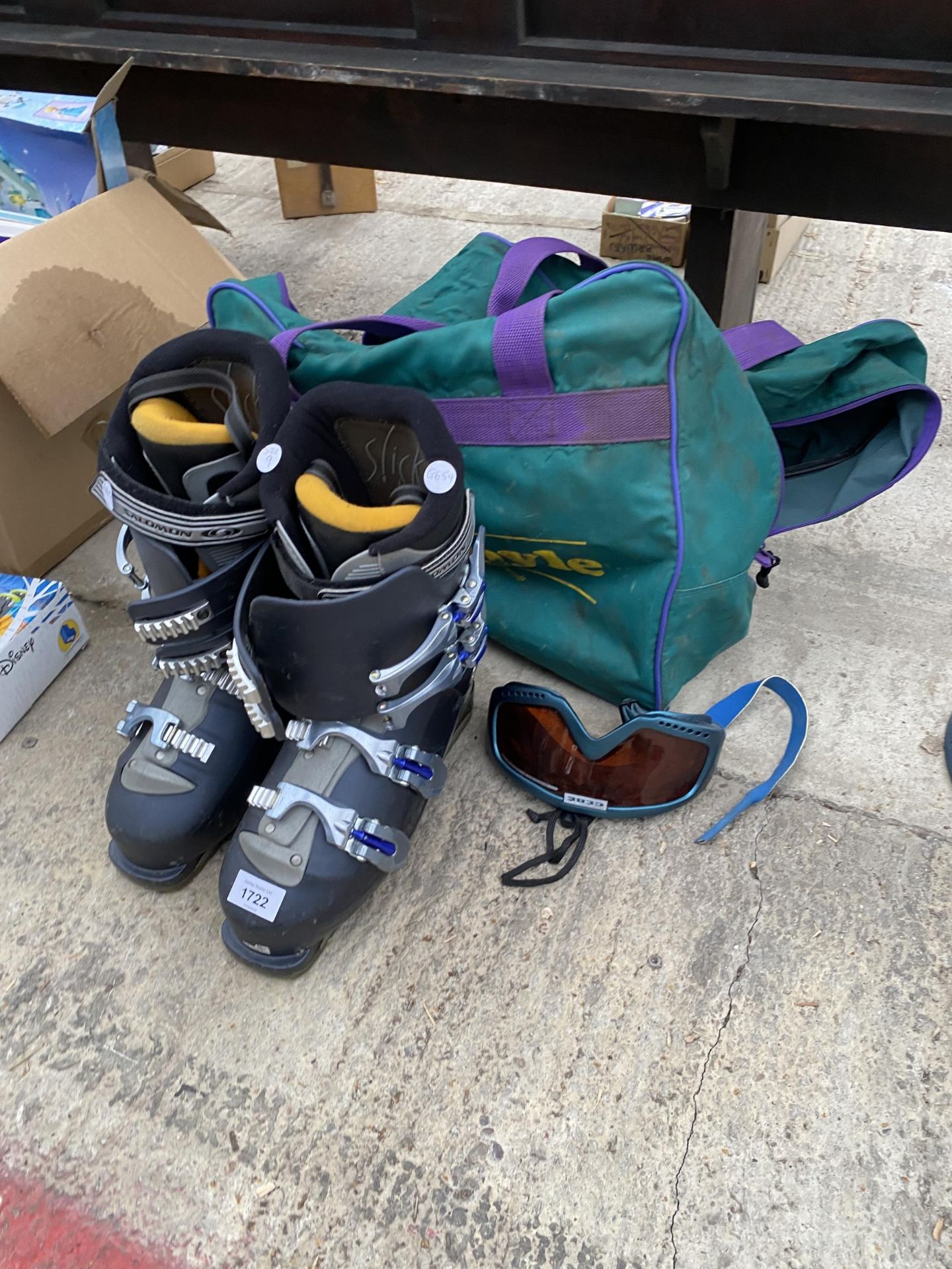 A PAIR OF SKI BOOTS AND A CARRY BAG