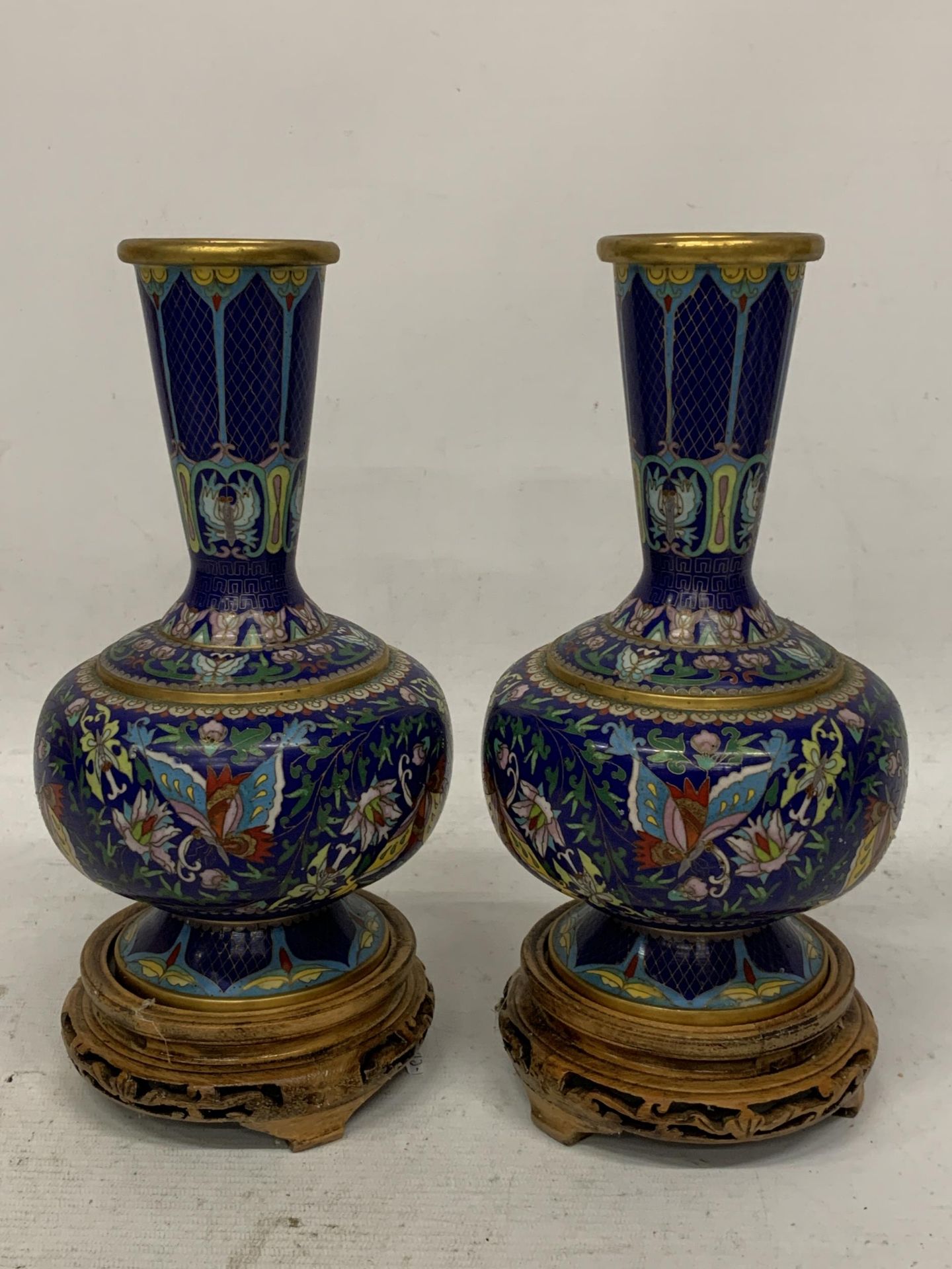 A PAIR OF CHINESE CLOISONNE VASES WITH BUTTERFLY DECORATION ON CARVED WOODEN STANDS - Image 2 of 4