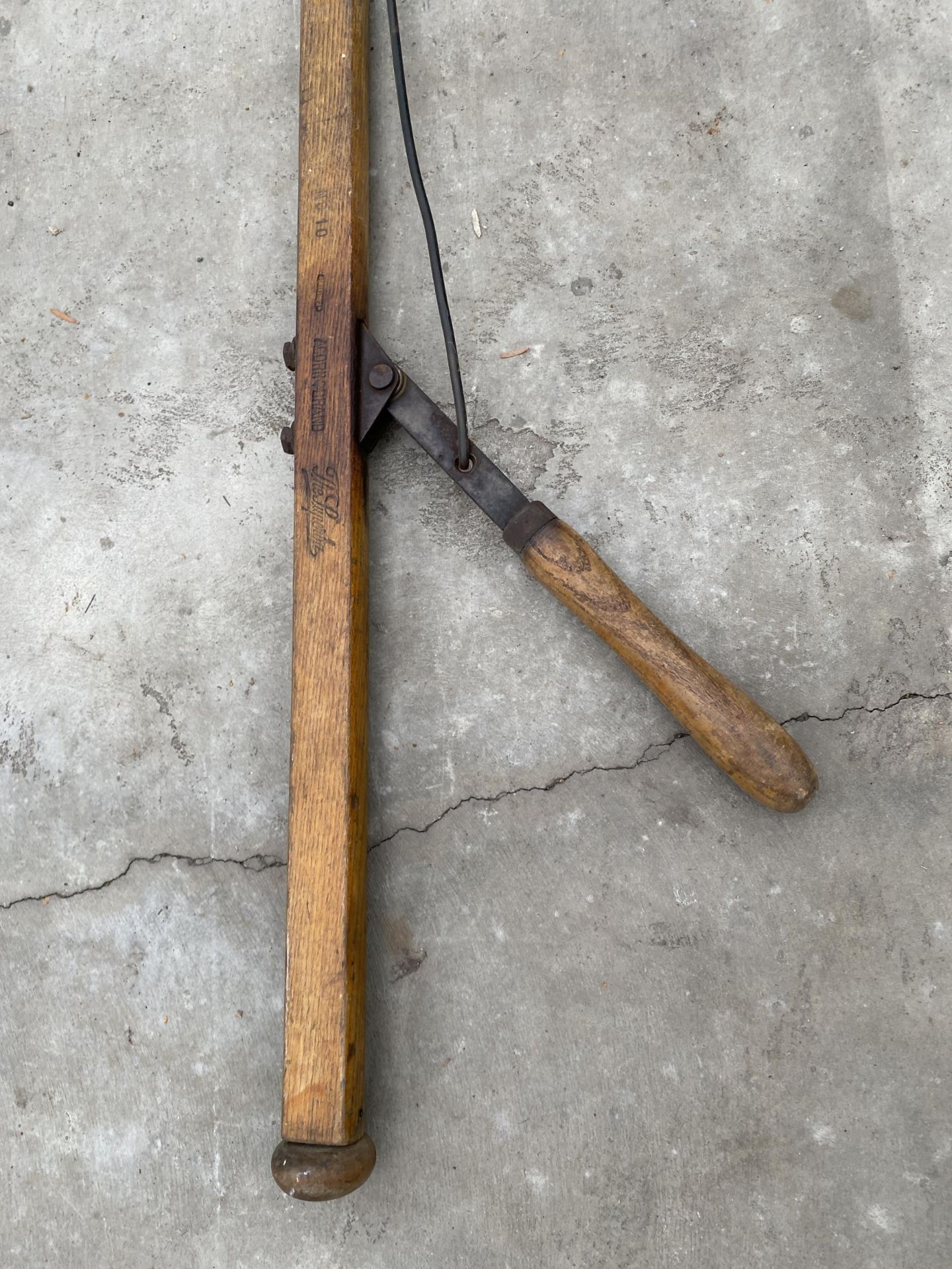 A VINTAGE WOODEN LONG REACH LOPPER - Image 2 of 4