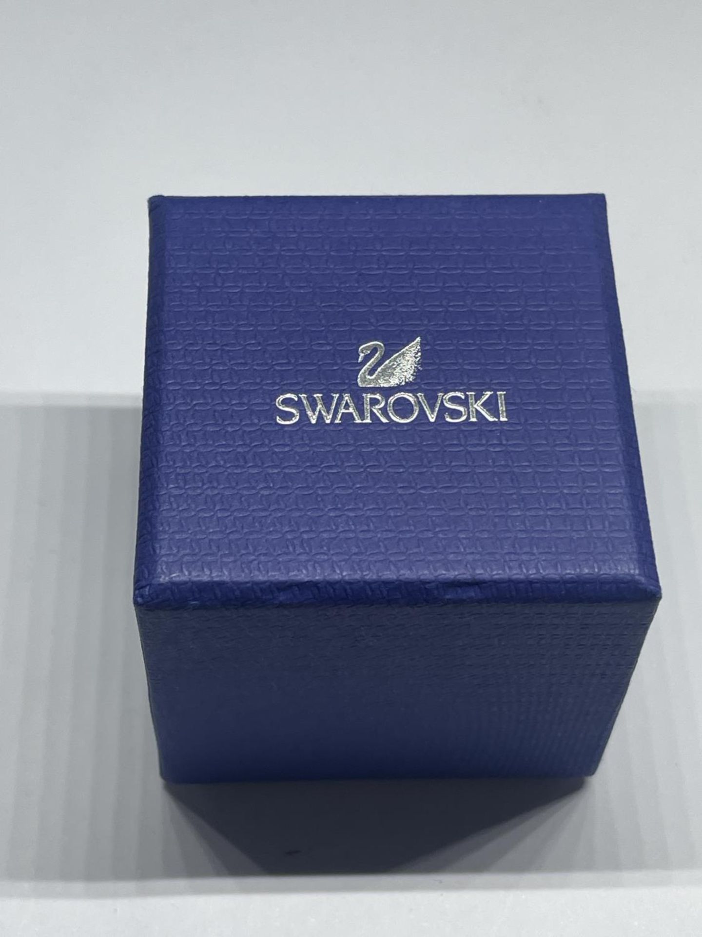 A SWAROVSKI CRYSTAL RING WITH LABEL IN A PRESENTATION BOX AND SLEEVE SIZE R/Q - Bild 5 aus 5