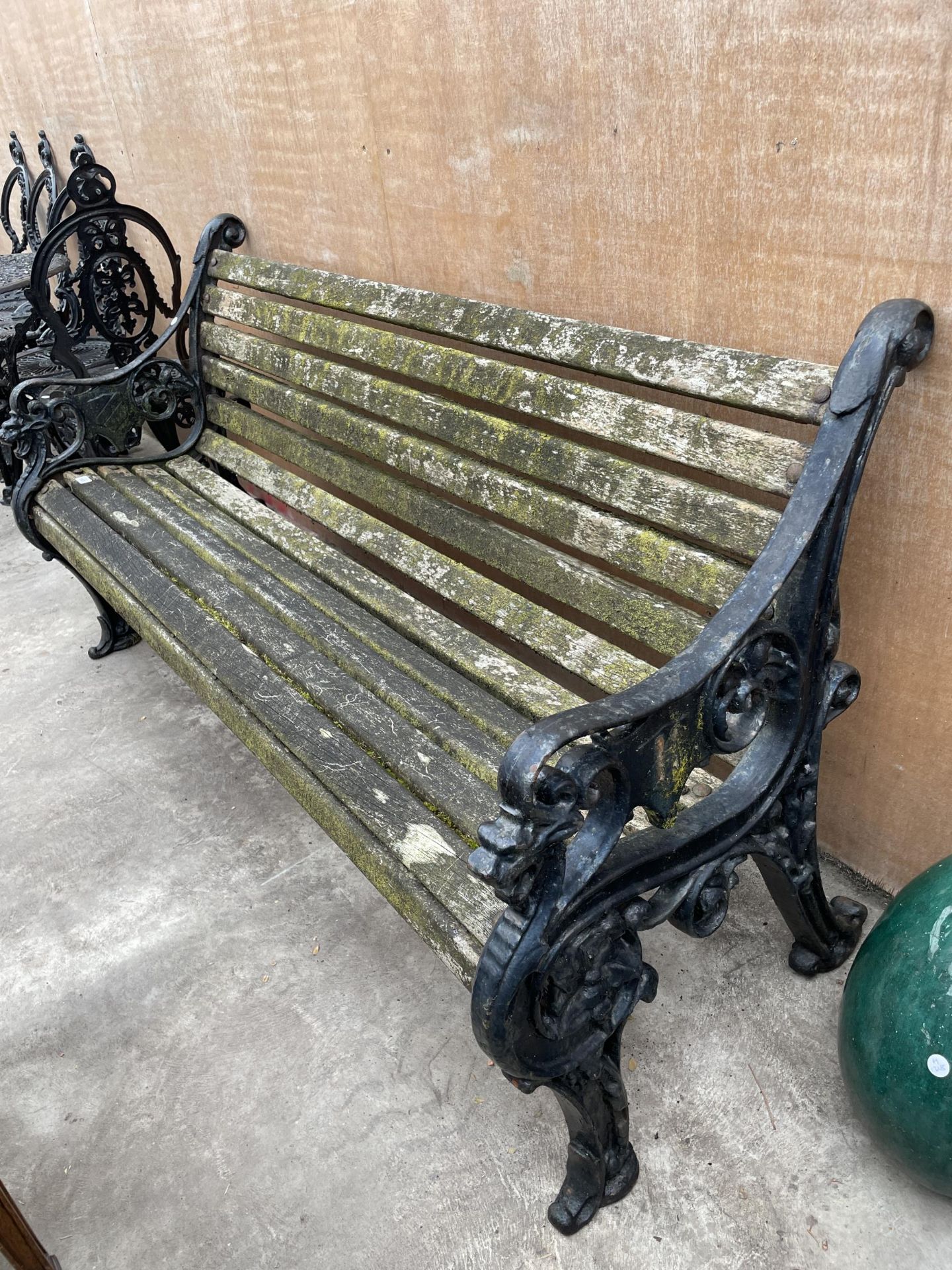 A HEAVY DUTY WOODEN SLATTED GARDEN BENCH WITH A PAIR OF HEAVILY DECORATED CAST IRON BENCH ENDS - Bild 3 aus 3