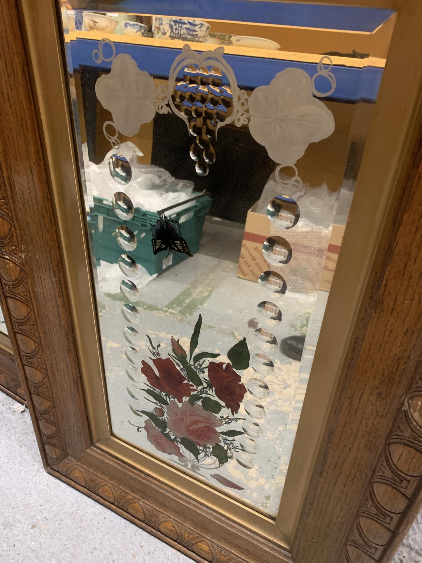 A PAIR OF OAK FRAMED MIRRORS WITH PAINTED FLORAL AND ETCHED DESIGN - Image 3 of 3