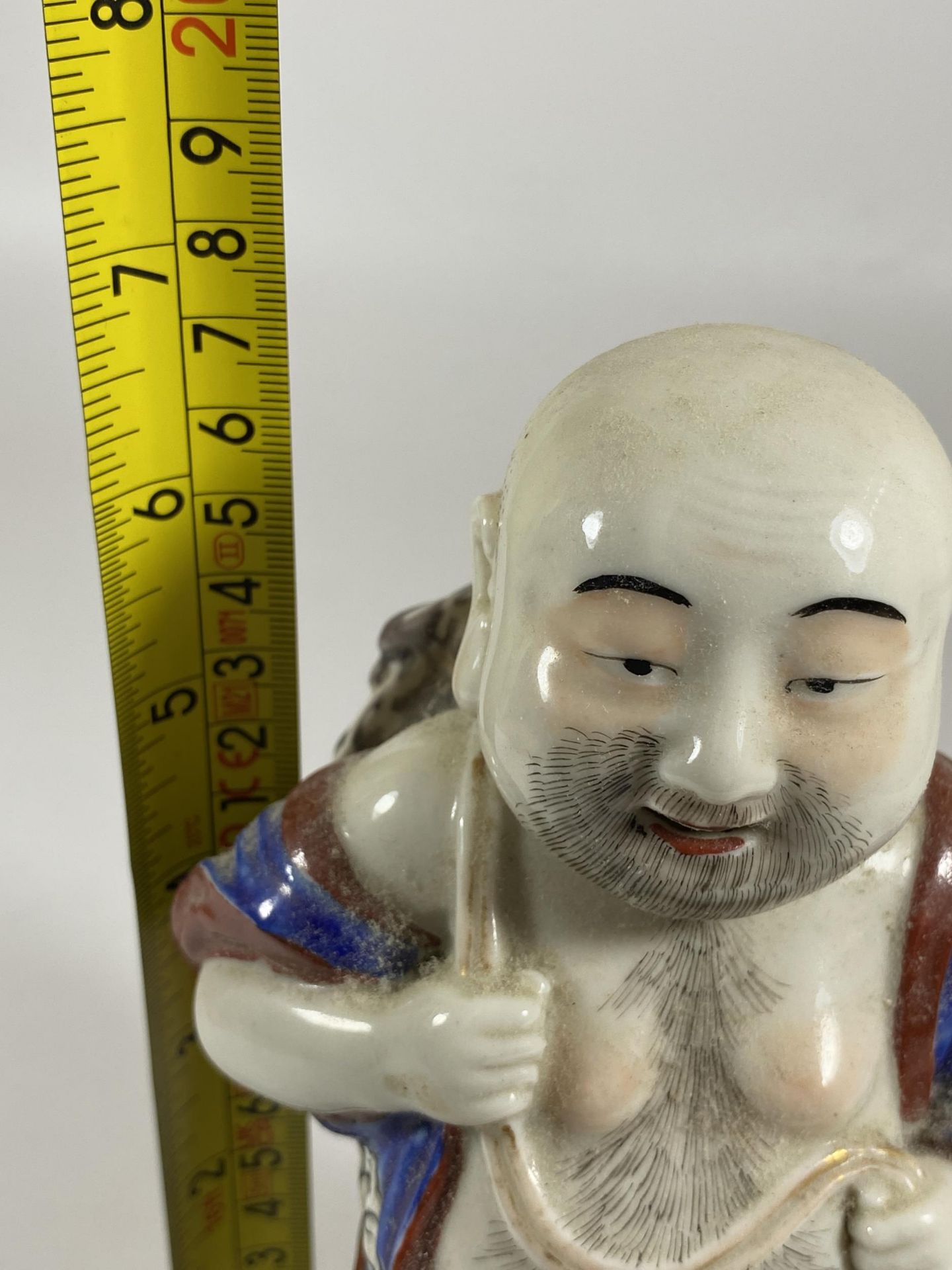 AN UNUSUAL 19TH CENTURY JAPANESE PORCELAIN HOTEI TEA CADDY FIGURE, HEIGHT 18CM - Image 7 of 7