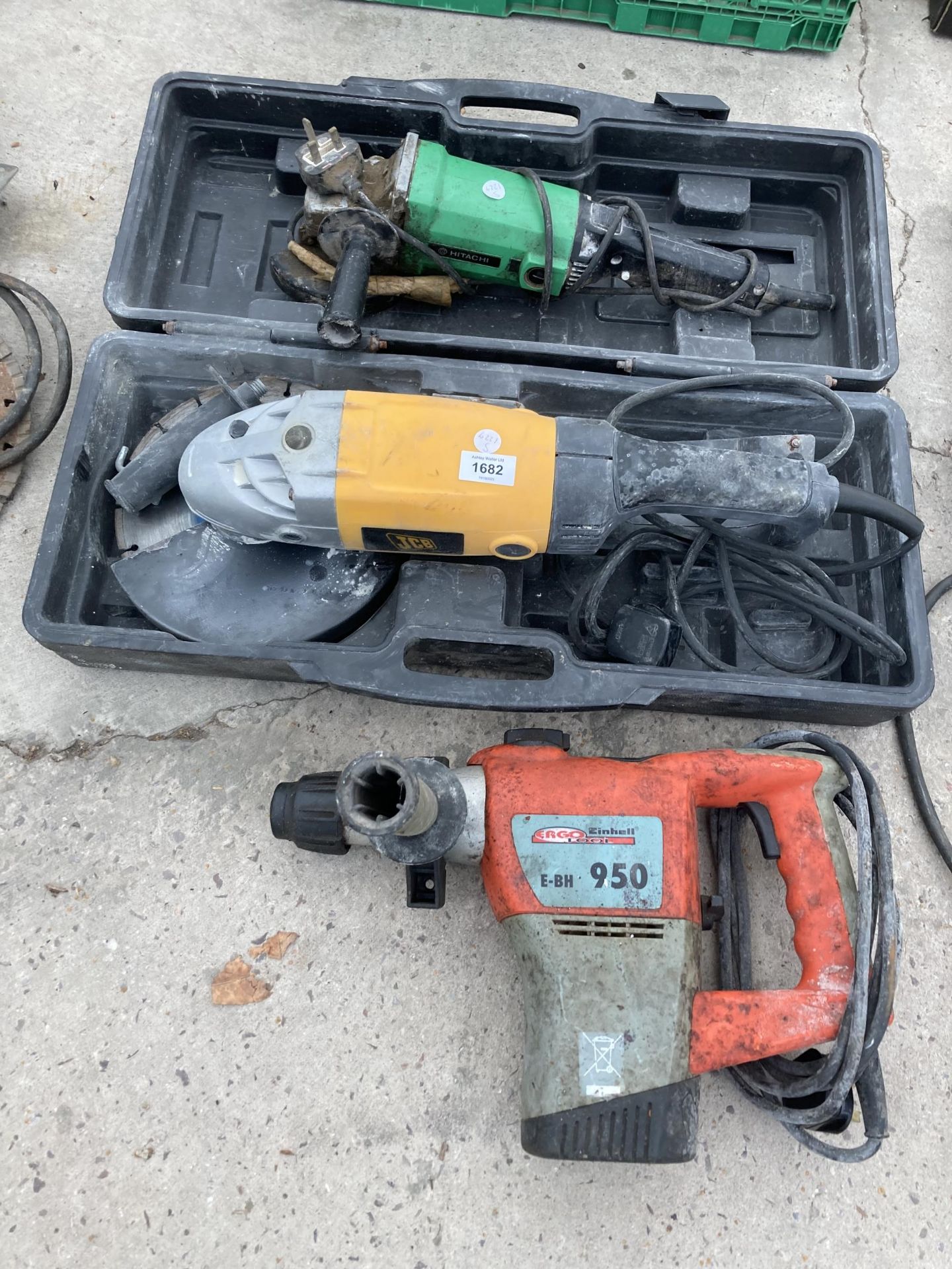 THREE VARIOUS POWER TOOLS TO INCLUDE A JCB ANGLE GRINDER AND AN HITACHI ANGLE GRINDER ETC