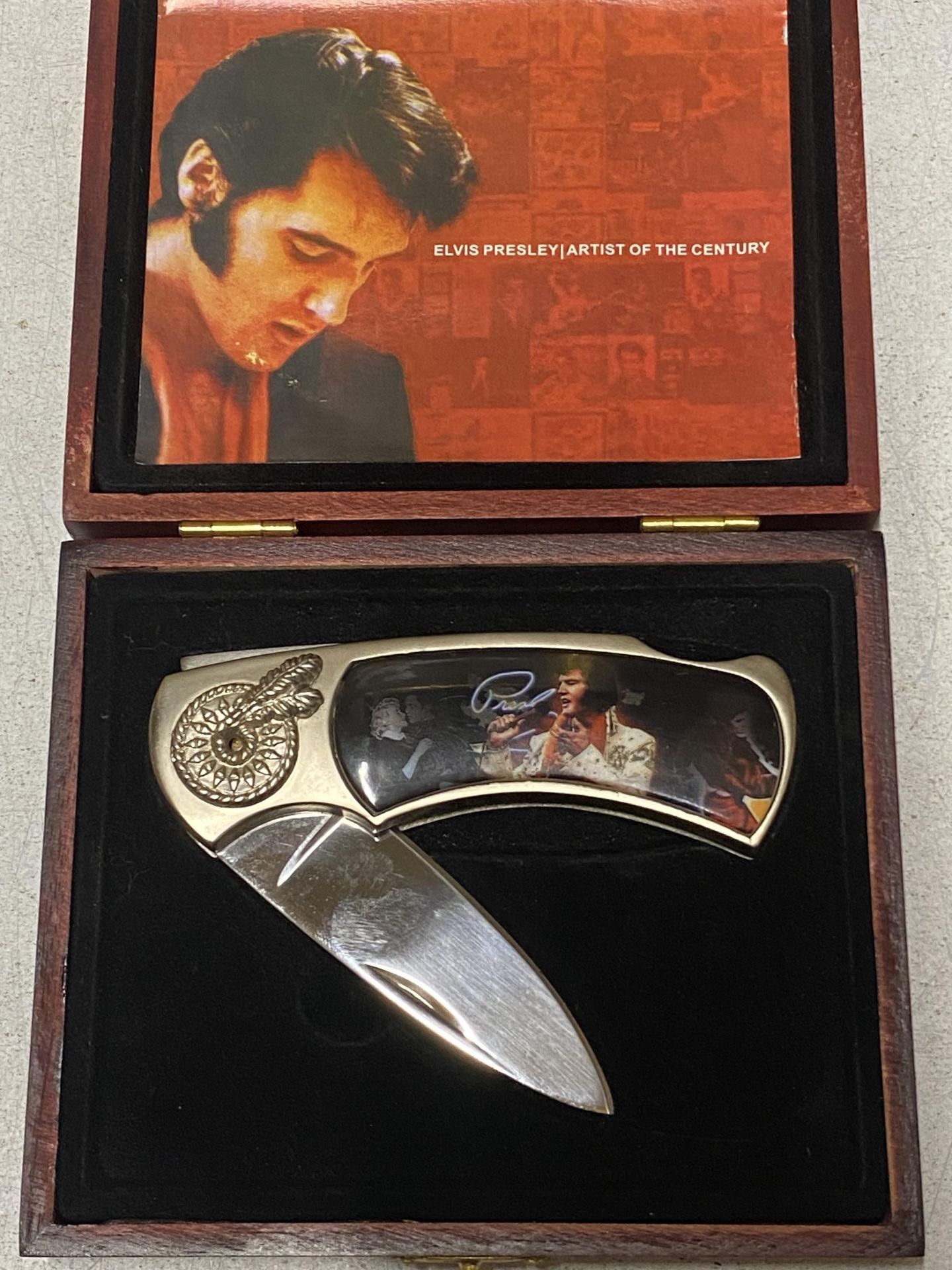 AN ELVIS PRESLEY BOXED COLLECTABLE KNIFE