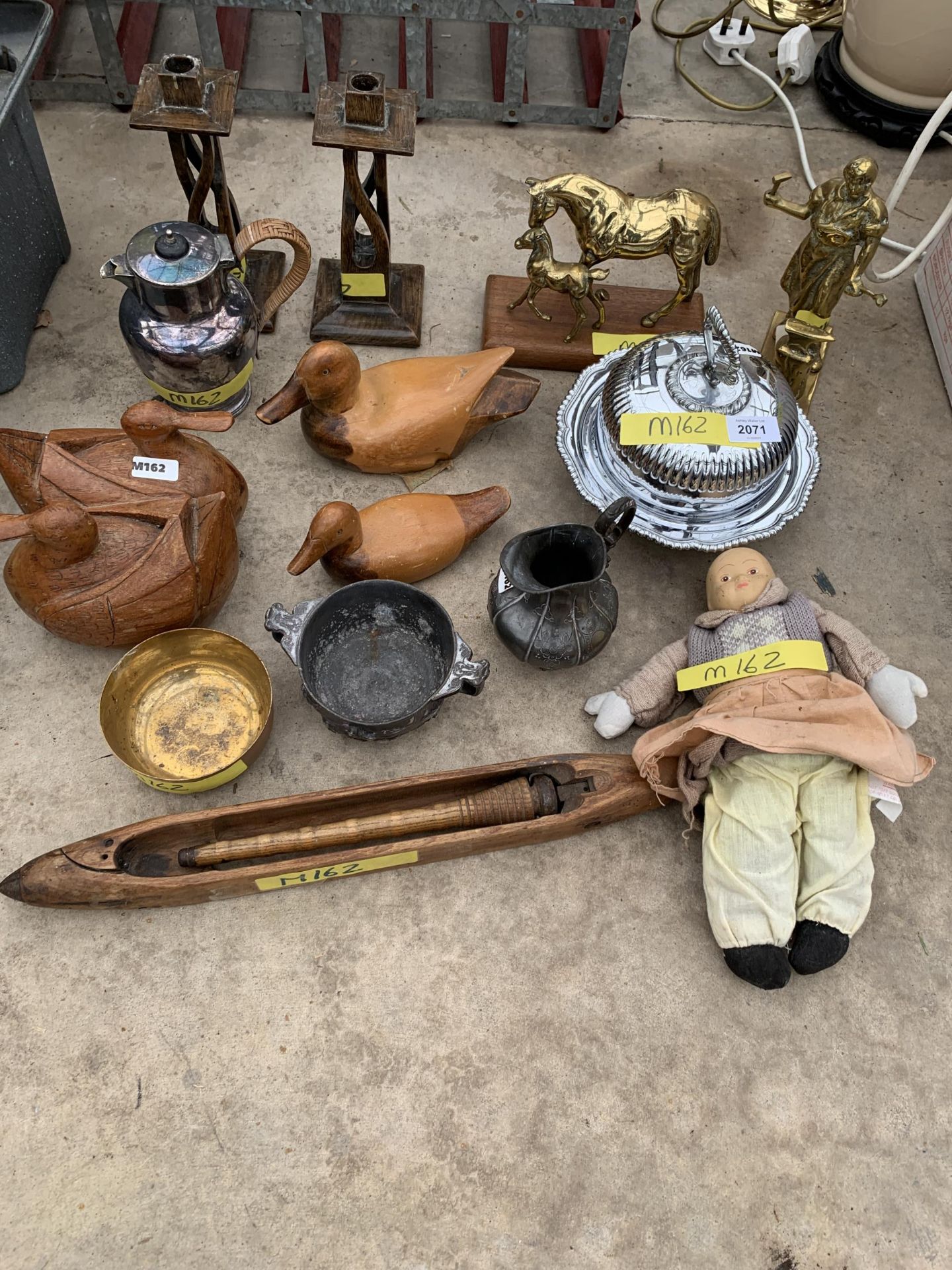 AN ASSORTMENT OF ITEMS TO INCLUDE BRASS FIGURES AND TREEN DUCKS ETC