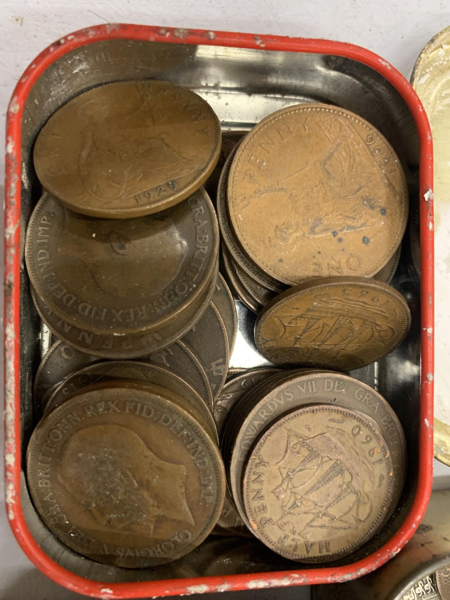 A COLLECTION OF PRE-DECIMAL COINS TO INCLUDE PENNIES, HA'PENNIES, FLORINS, ETC - Image 5 of 5