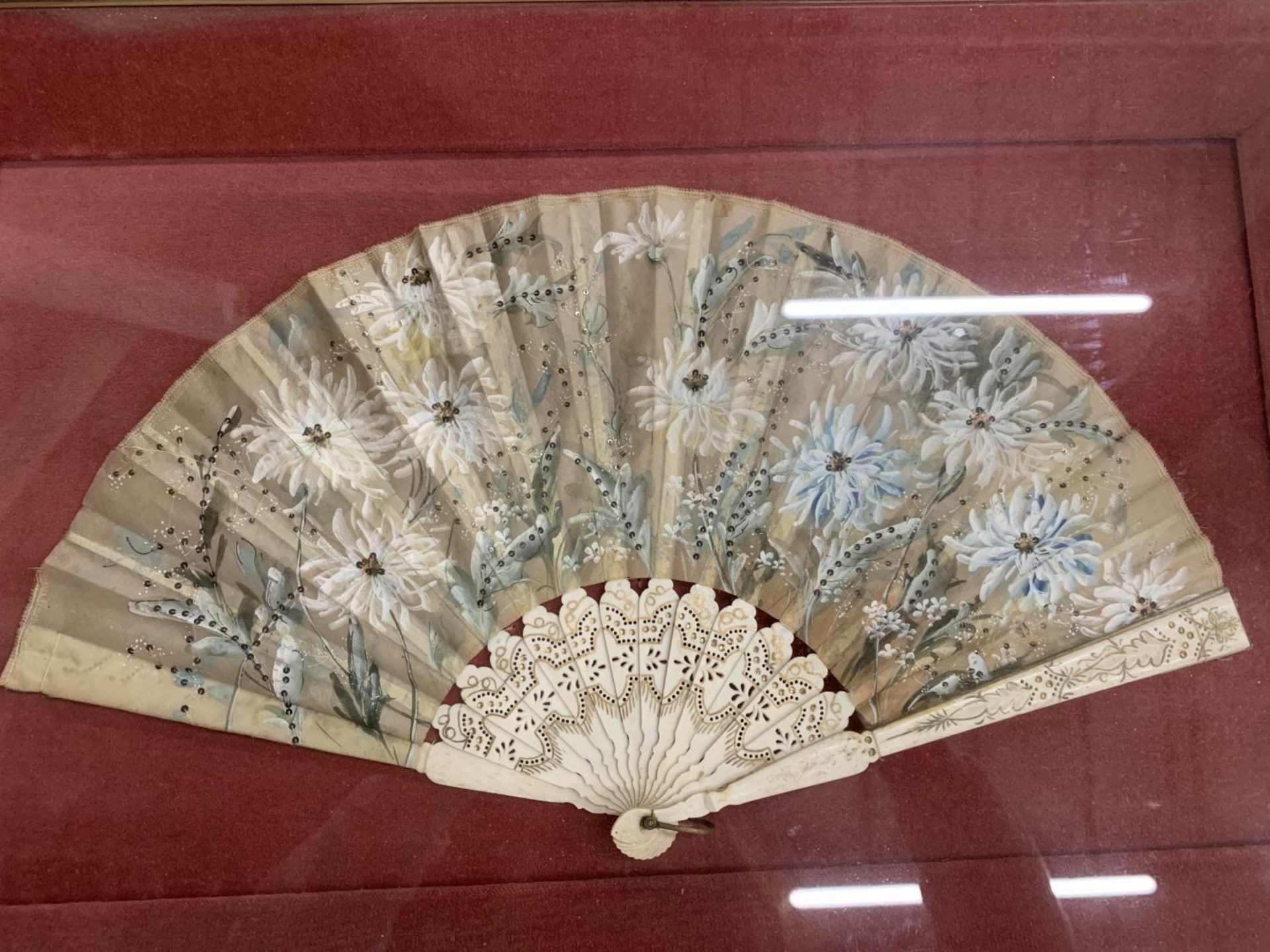 TWO VINTAGE FANS IN GLASS CASES, 60CM X 39CM AND 33CM X 30CM - Image 2 of 4