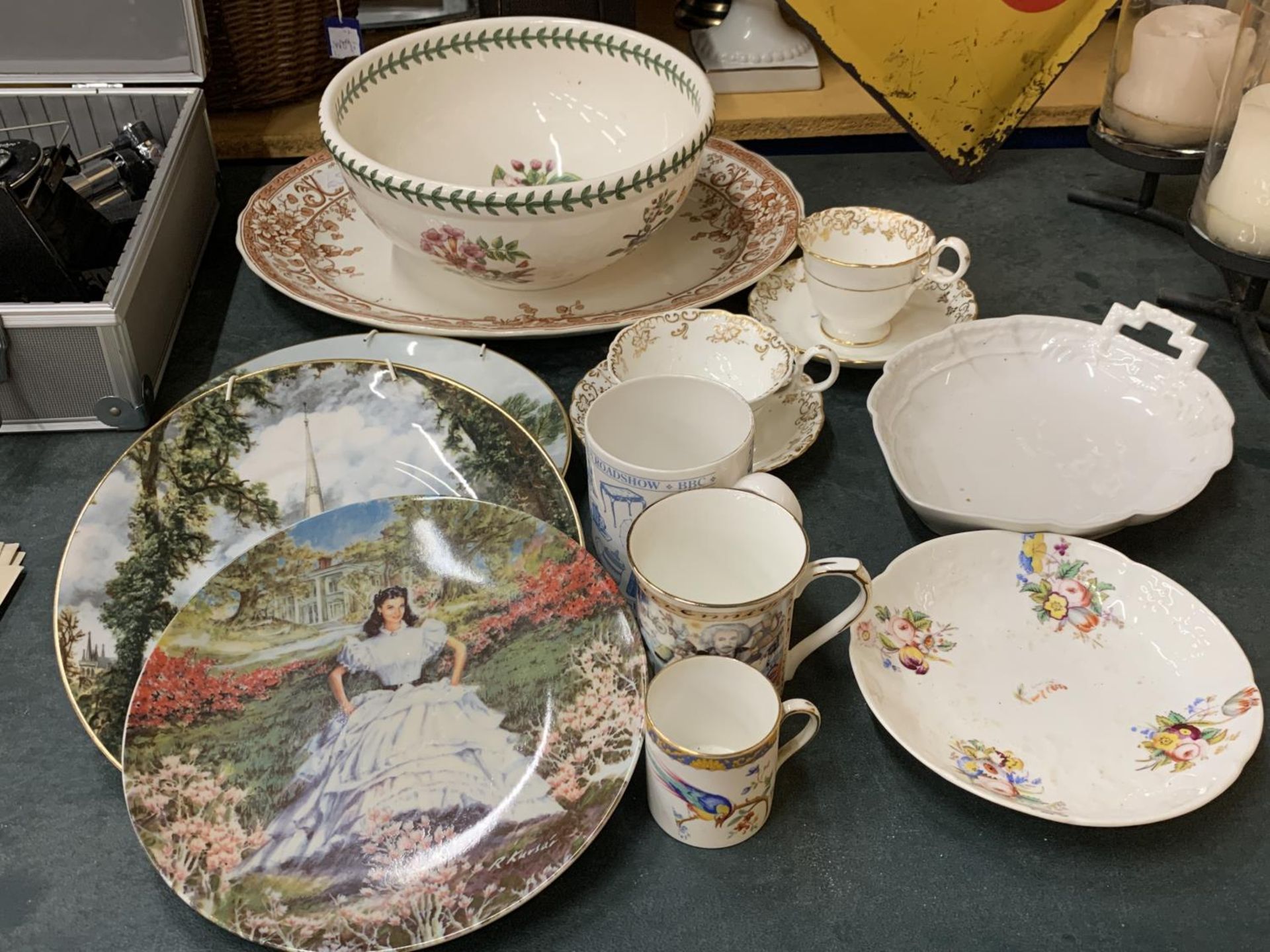 A QUANTITY OF CERAMIC ITEMS TO INCLUDE A LARGE PORTMEIRION 'BOTANIC GARDENS BIRDS' BOWL, CABINET