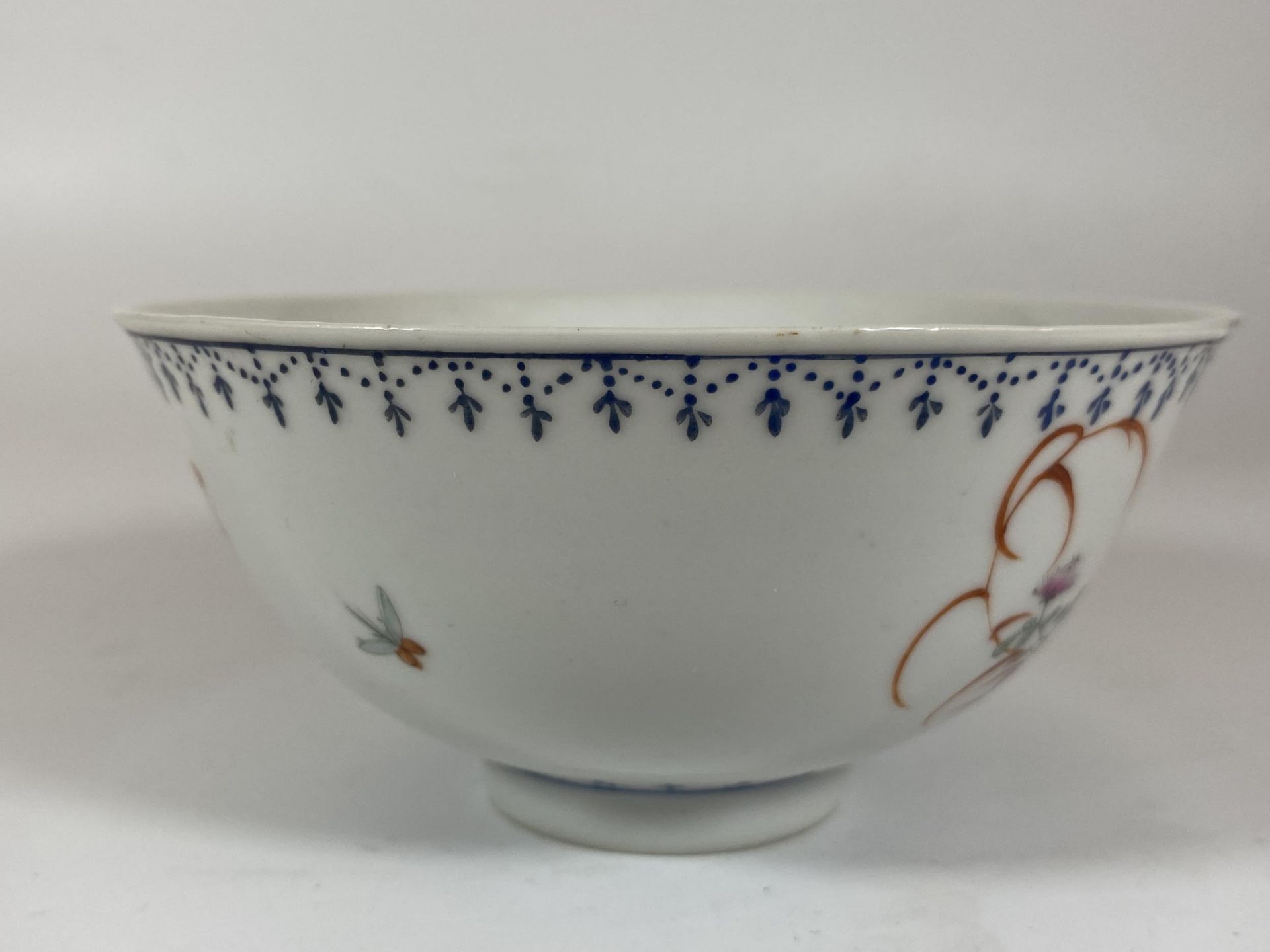 AN EARLY 20TH CENTURY CHINESE QING PORCELAIN BOWL WITH DUCK IN FLIGHT DECORATION, QIANLONG MARK TO - Bild 3 aus 6