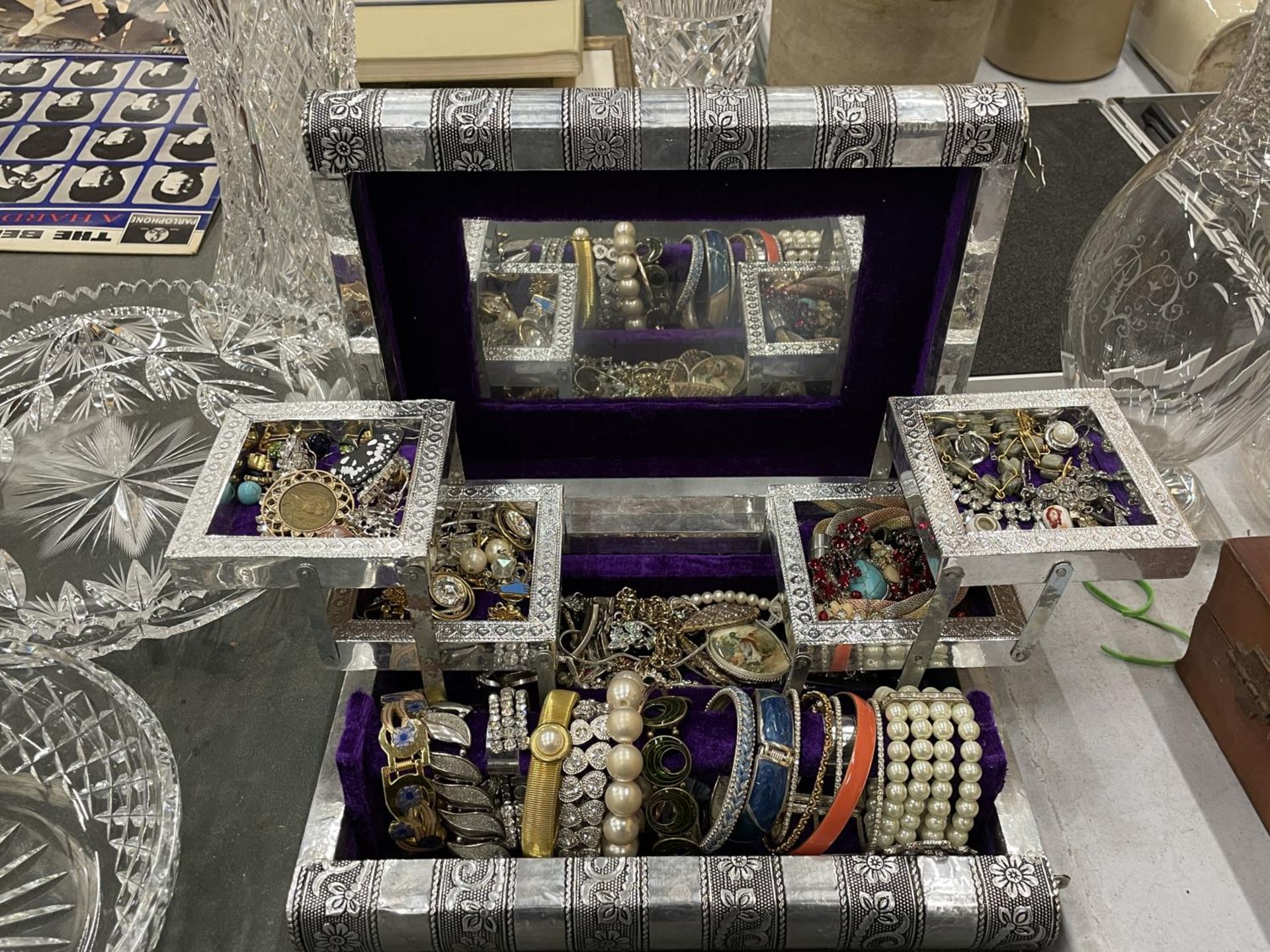 AN ORNATE JEWELLERY BOX CONTAINING A QUANTITY OF COSTUME JEWELLERY