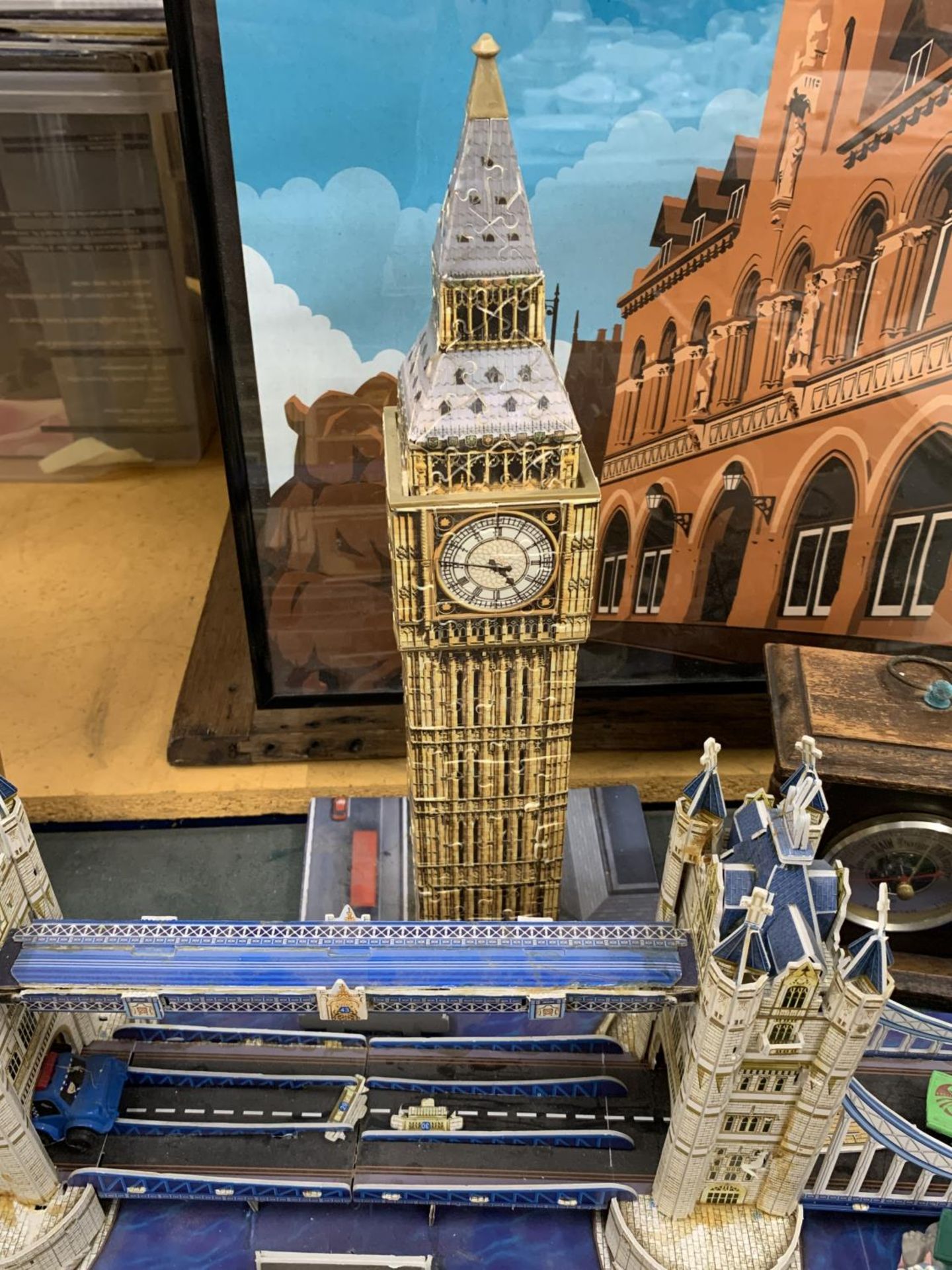 A LARGE MIXED LOT OF TOYS TO INCLUDE CARD MODELS OF TOWER BRIDGE AND BIG BEN, FIGURES, DOMINOES PLUS - Bild 3 aus 3