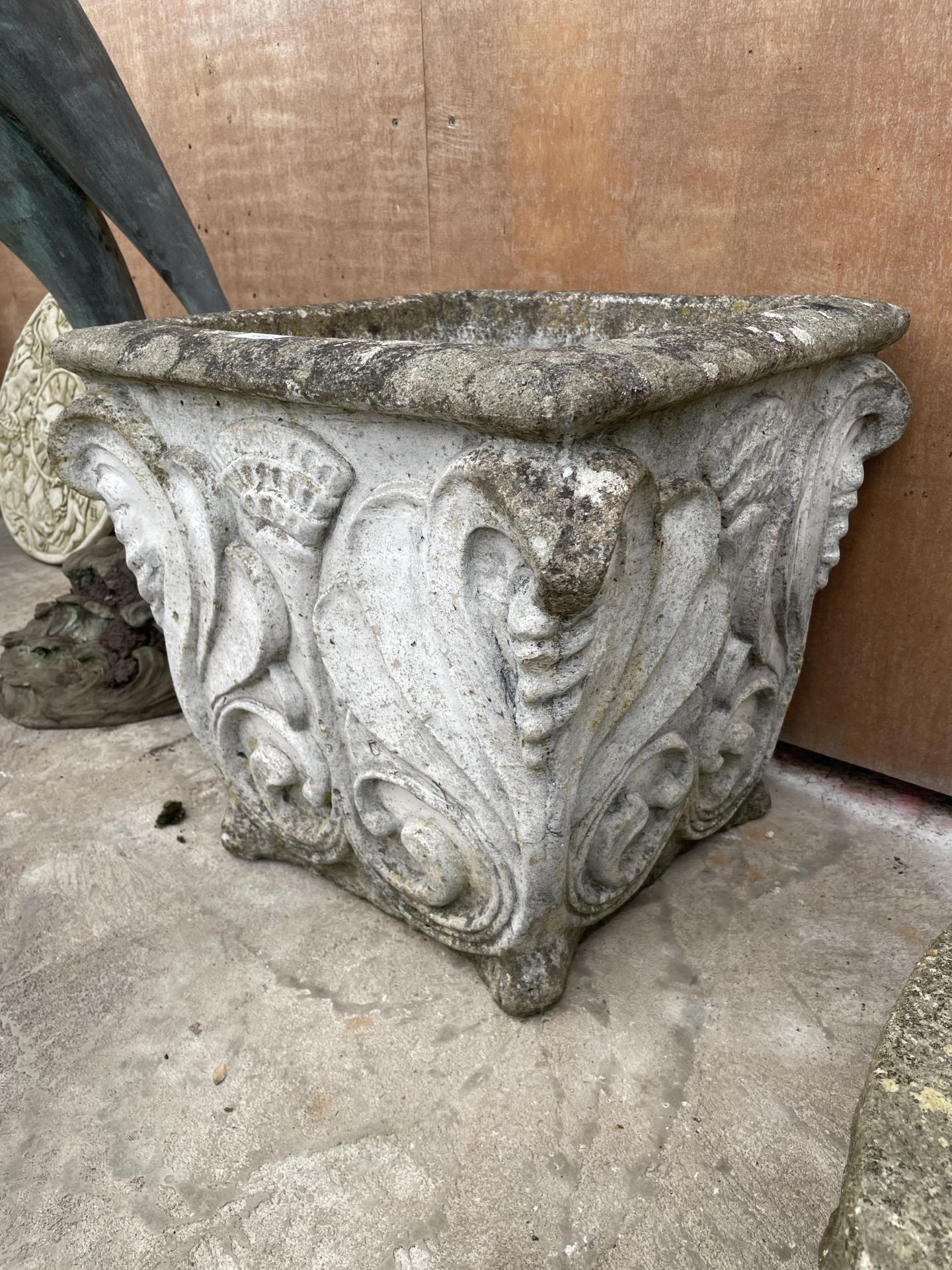 A LARGE RECONSTITUTED STONE GARDEN PLANTER (49CM x 49CM x 46CM) - Image 2 of 4