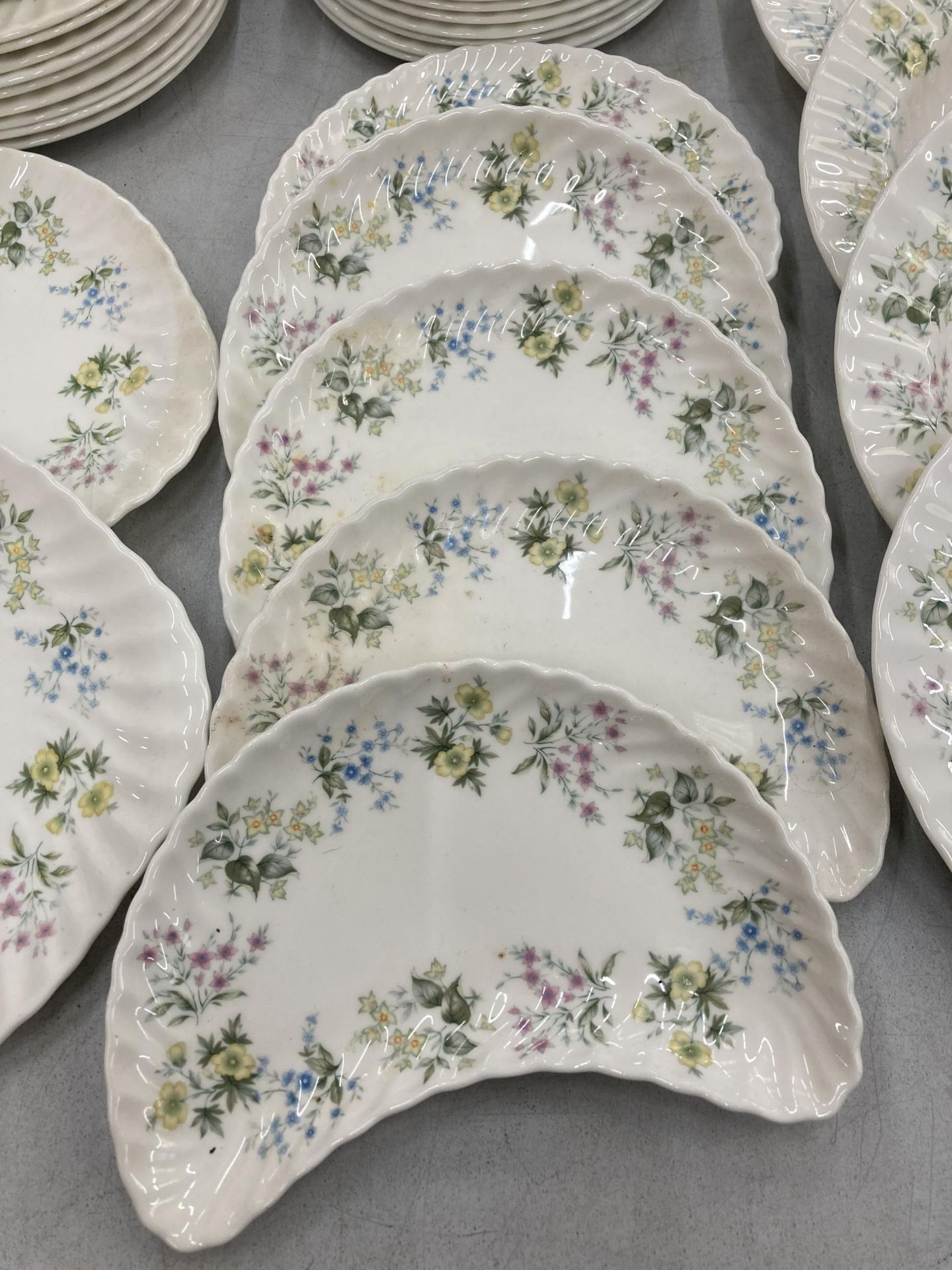 A VERY LARGE QUANTITY OF MINTON 'SPRING VALLEY' DINNERWARE TO INCLUDE VARIOUS SIZES OF PLATES, - Bild 2 aus 6