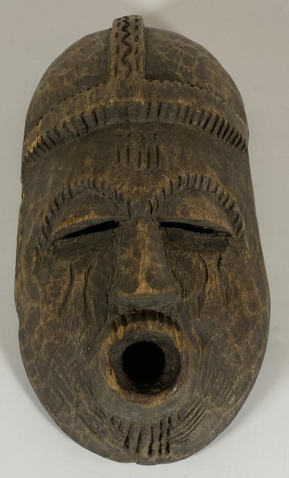 A VINTAGE AFRICAN TRIBAL WOODEN MASK, LENGTH 28CM