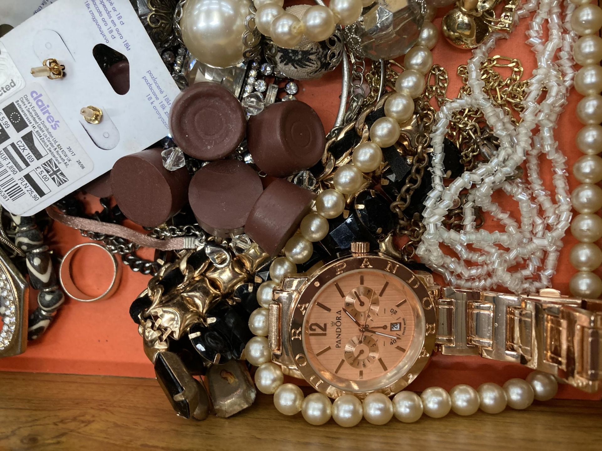 A DISPLAY CASE CONTAINING A QUANTITY OF COSTUME JEWELLERY TO INCLUDE NECKLACES, BRACELETS, - Image 3 of 7