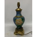 A CHINESE CLOISONNE TABLE LAMP WITH BRASS BASE AND FITTINGS