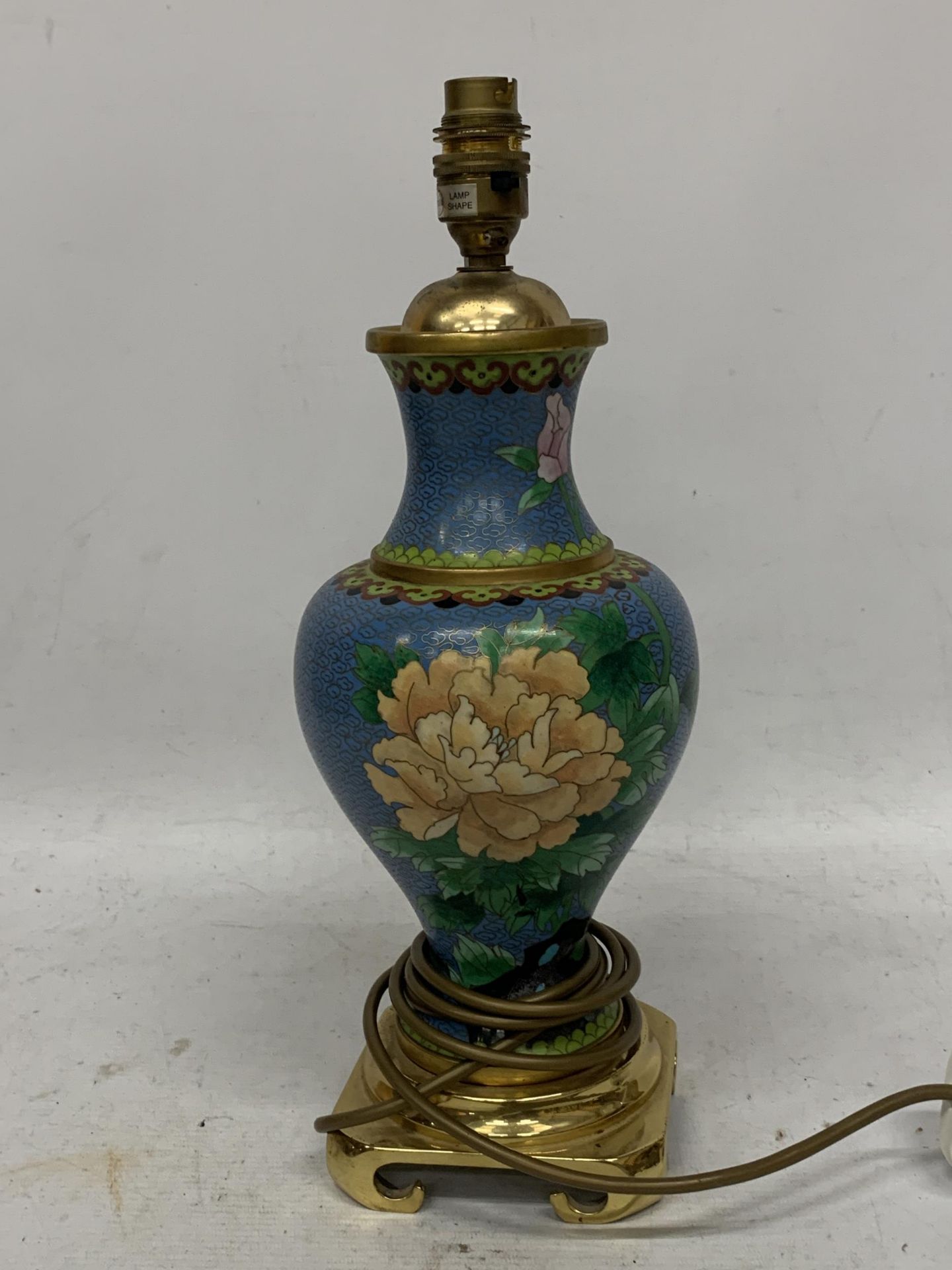 A CHINESE CLOISONNE TABLE LAMP WITH BRASS BASE AND FITTINGS