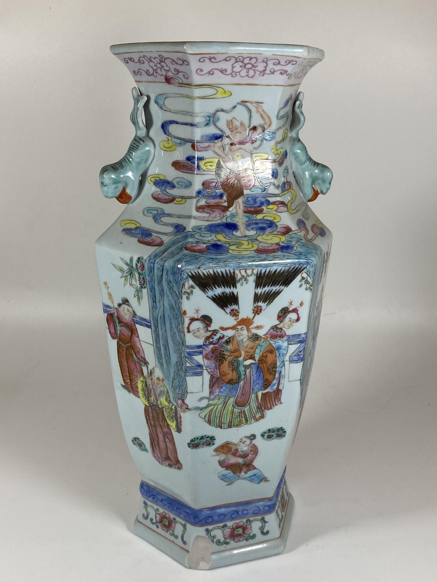 A LARGE CHINESE VASE WITH ENAMEL FIGURAL DESIGN, UNMARKED TO BASE, HEIGHT 36.5CM - Image 4 of 6