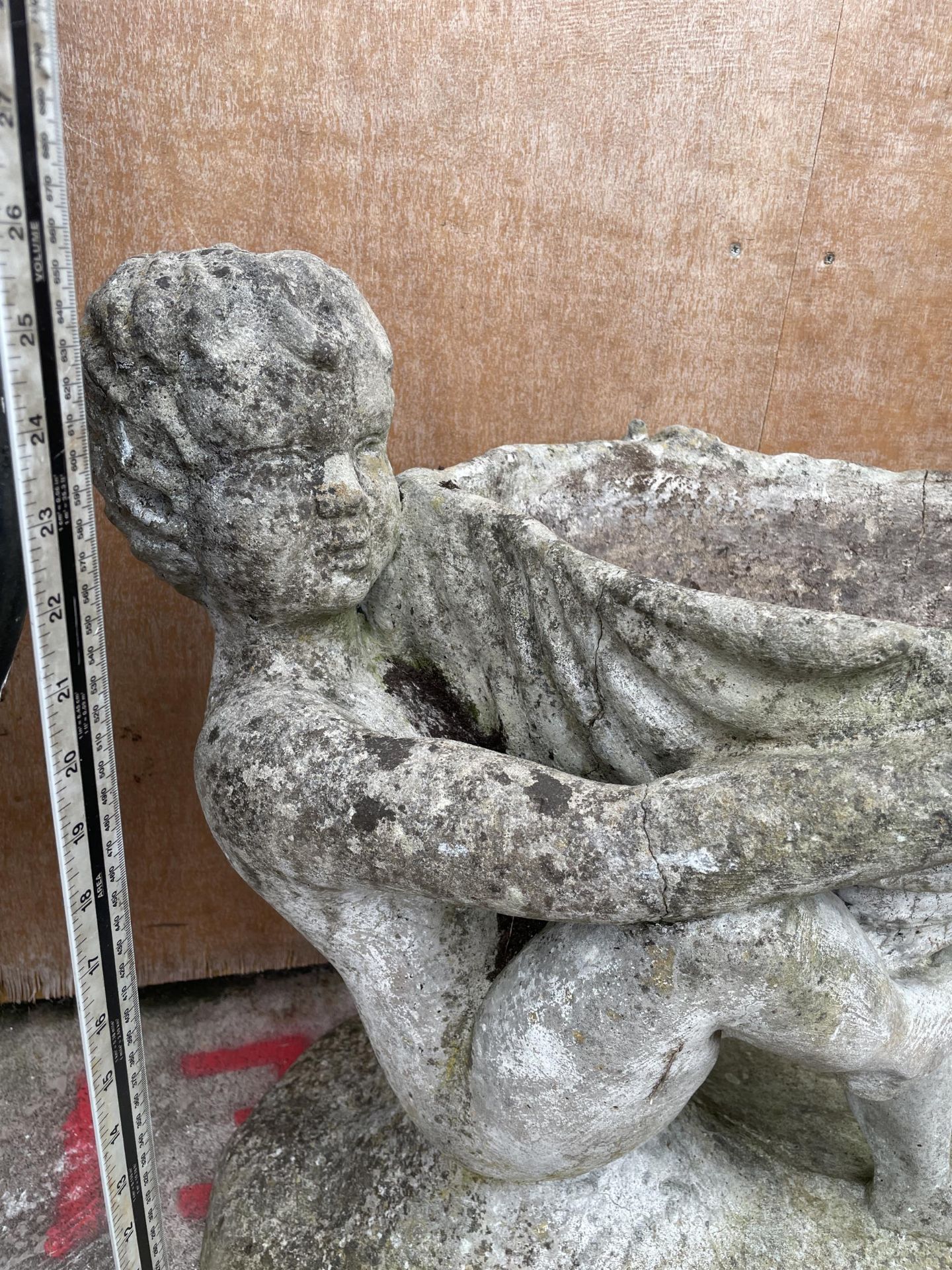 A DECORATIVE RECONSTITUTED STONE CHERUB DESIGN PLANTER (H:65CM L:70CM)(A/F) - Image 3 of 5