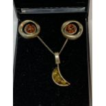 A SILVER AND AMBER NECKLACE AND A PAIR OF EARRINGS IN A PRESENTATION BOX