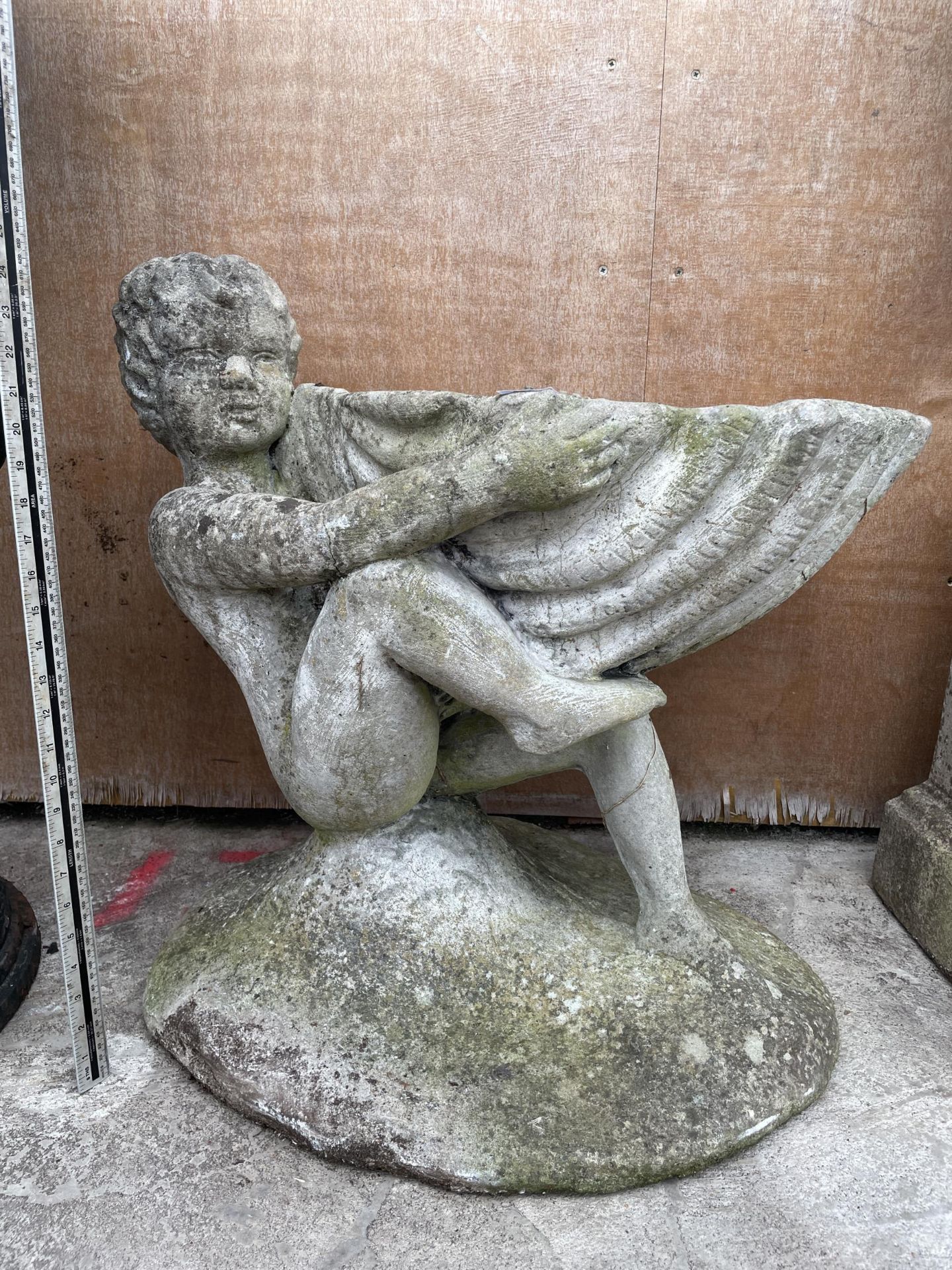 A DECORATIVE RECONSTITUTED STONE CHERUB DESIGN PLANTER (H:65CM L:70CM)(A/F)