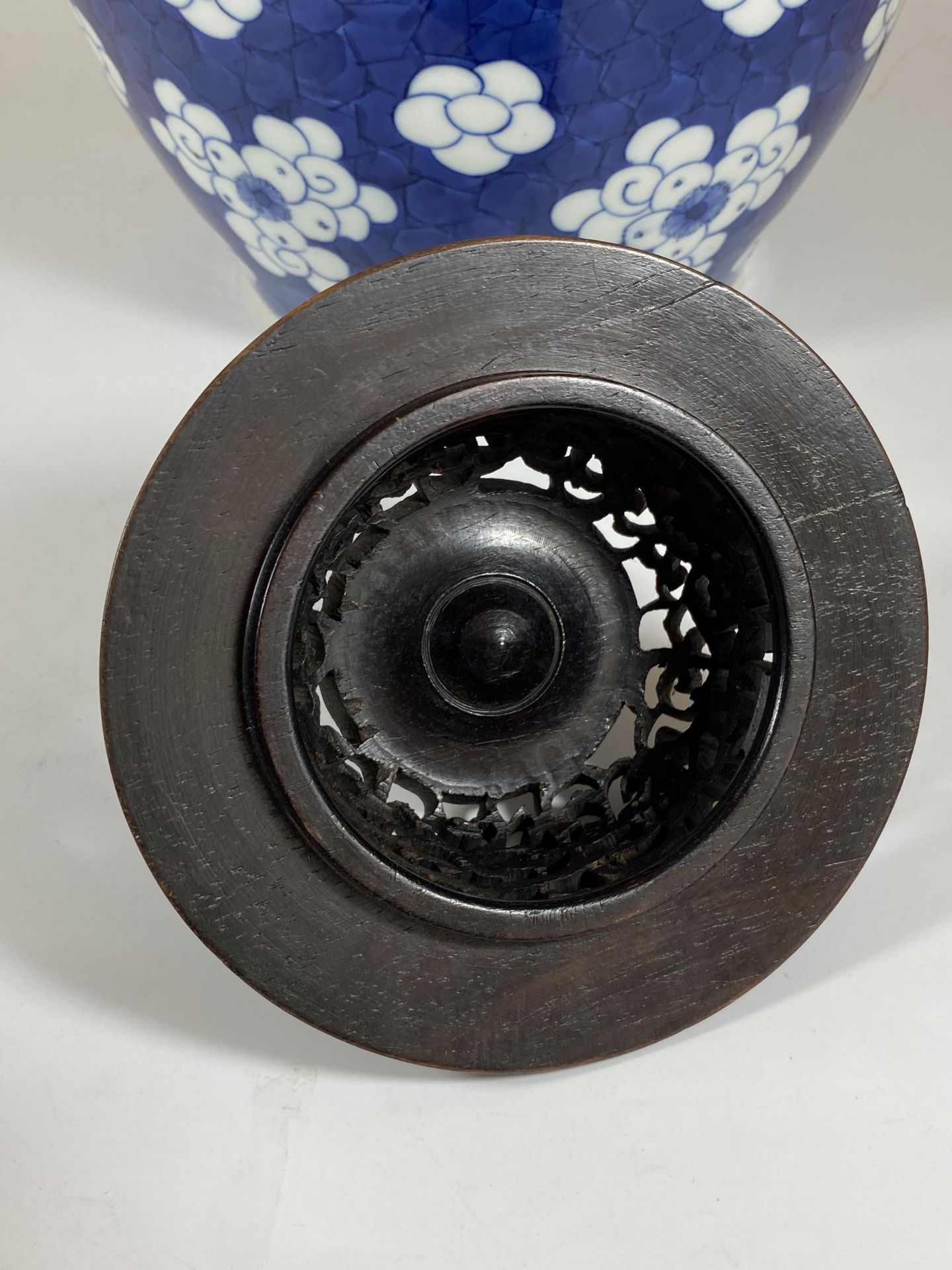 A LARGE 19TH CENTURY CHINESE BLUE AND WHITE PRUNUS BLOSSOM GINGER JAR WITH CARVED WOODEN LID, DOUBLE - Bild 5 aus 19