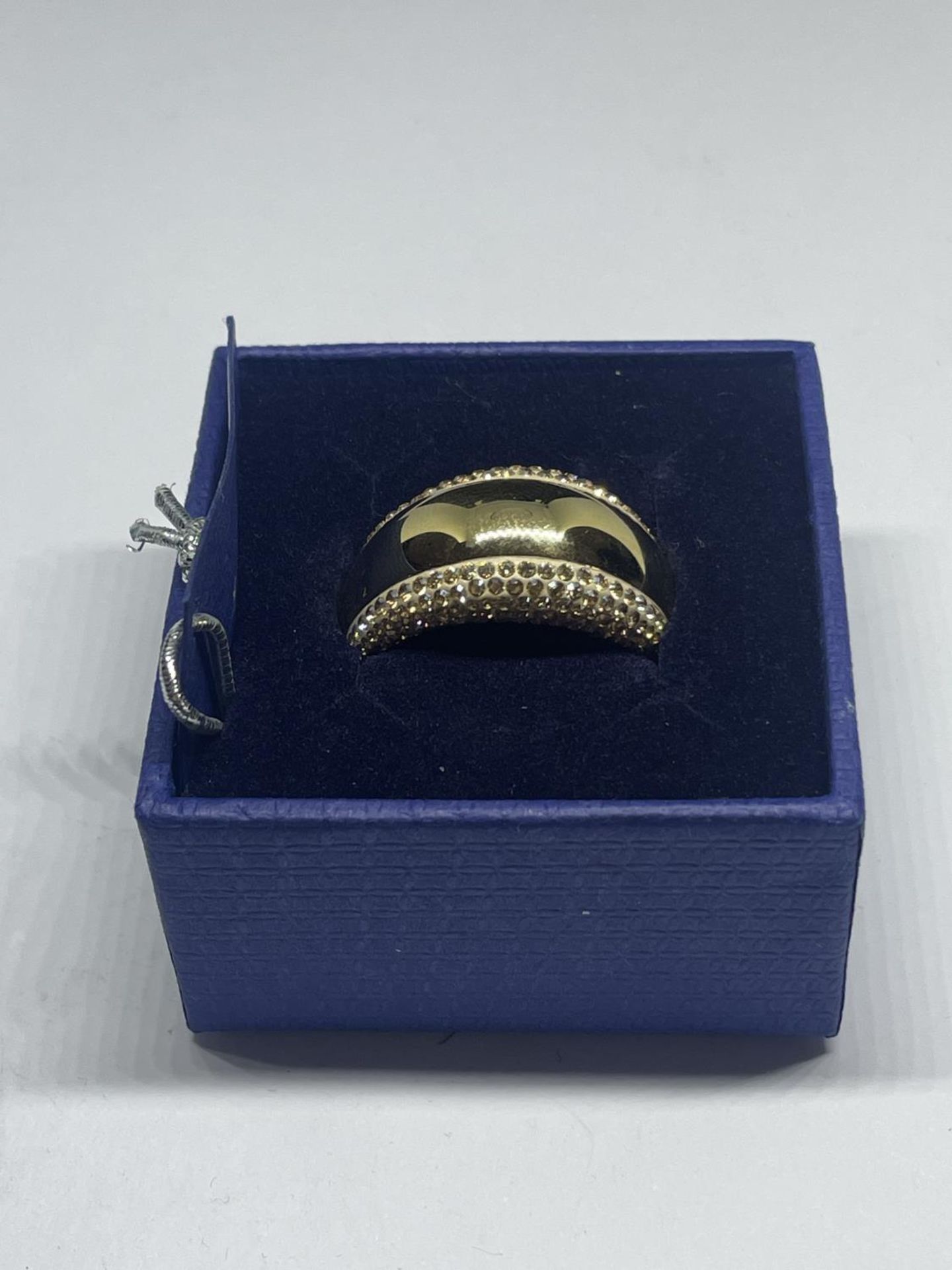 A SWAROVSKI CRYSTAL RING WITH LABEL IN A PRESENTATION BOX AND SLEEVE SIZE R/Q - Bild 3 aus 5