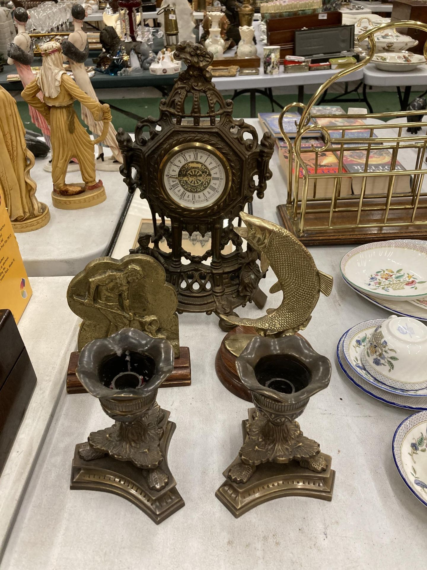 A QUANTITY OF VINTAGE BRASSWARE TO INCLUDE A LARGE MANTLE CLOCK WITH FIGURES, A FISH ON A PLINTH,